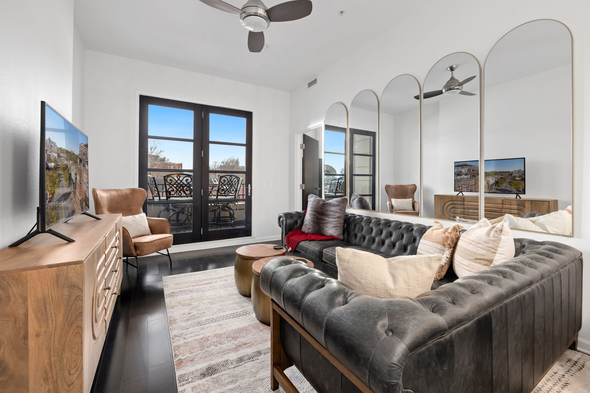 Fay Flat-ON Dickson St-Downtown High Rise Suite — Fayetteville, AR — vacation rental
