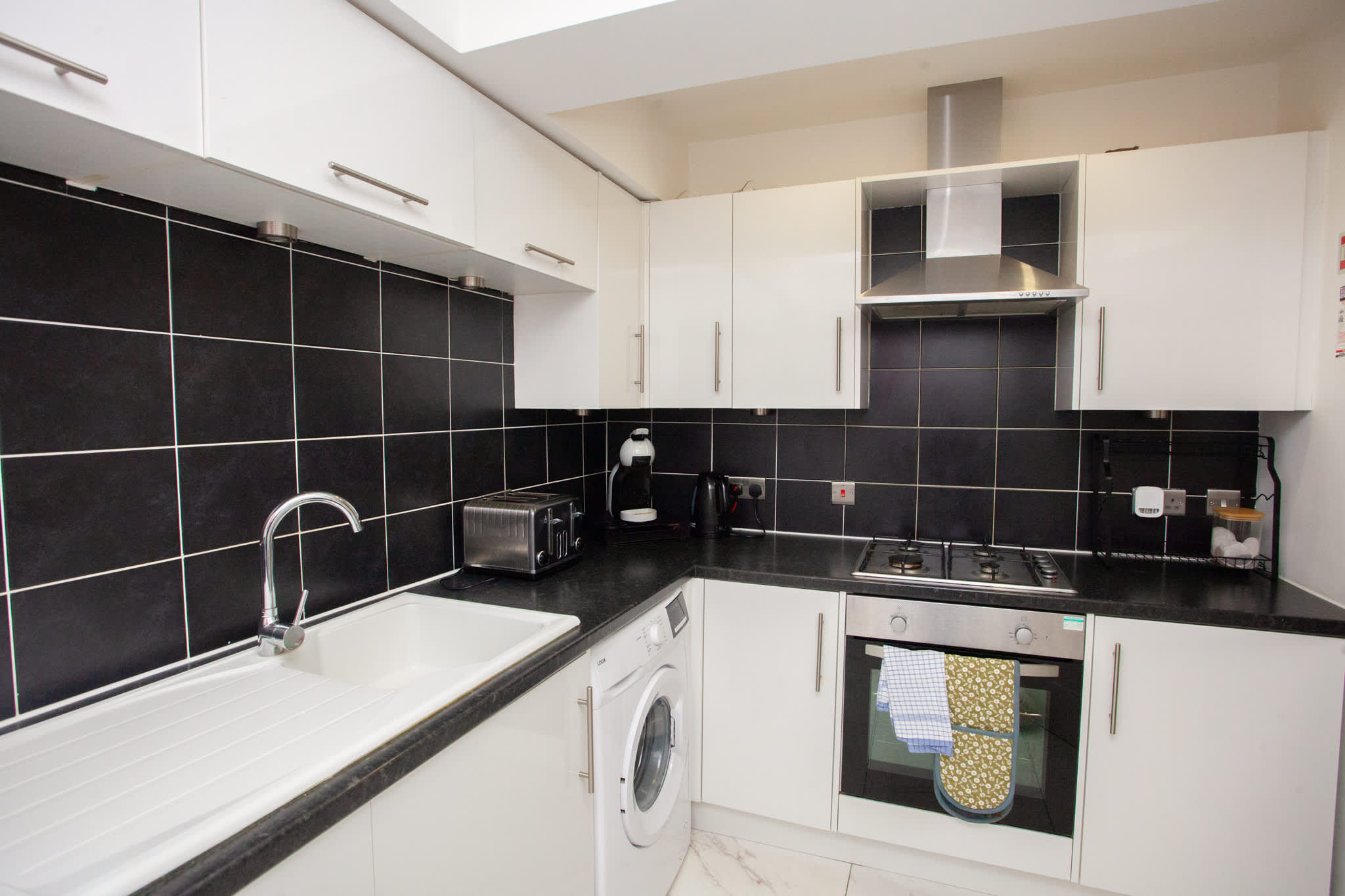 West End Flat with Private Terrace Glasgow in 34 West Prince's Street G4 9BP - Property image 6 - VivreStays