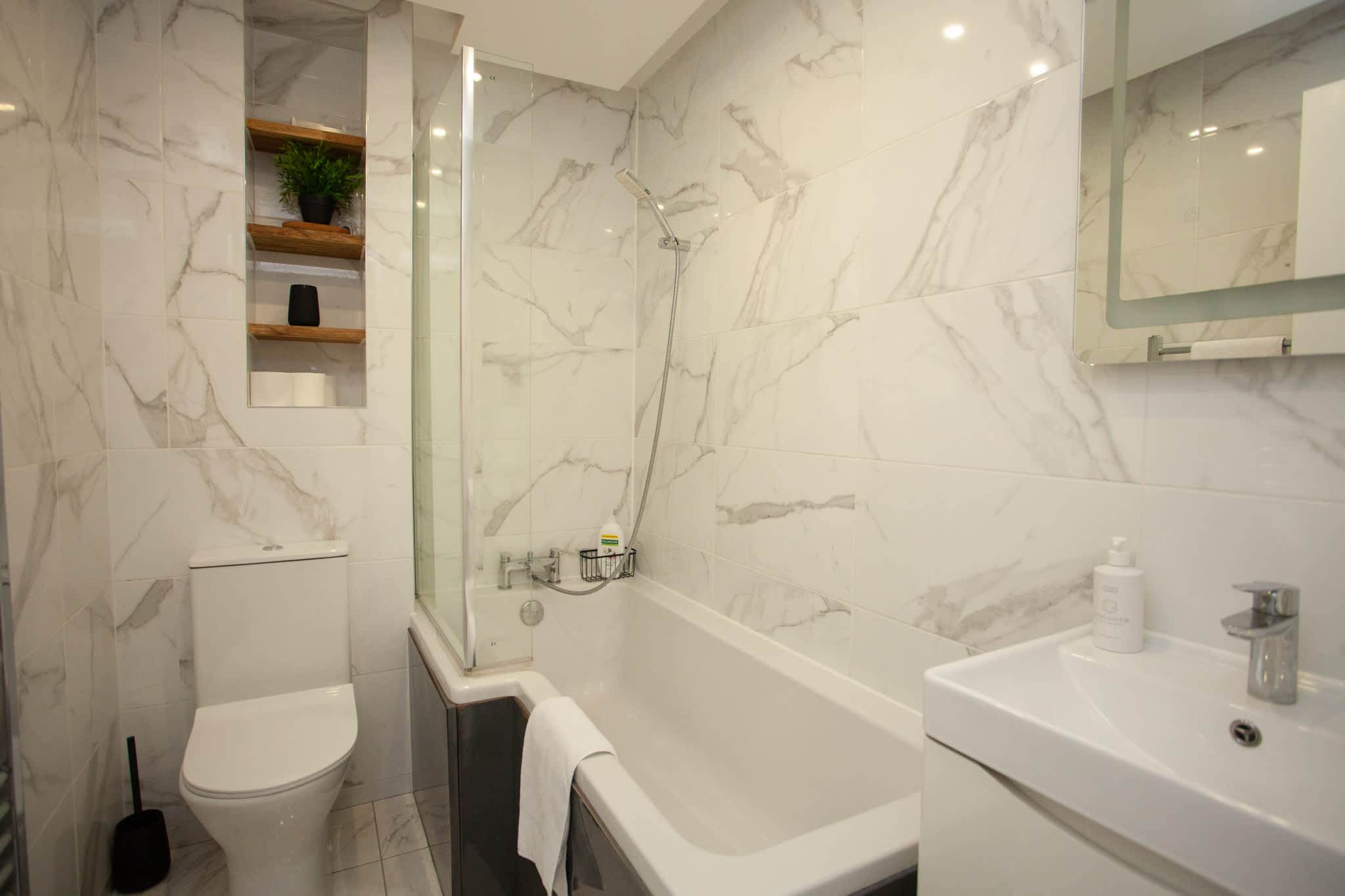 West End Flat with Private Terrace Glasgow in 34 West Prince's Street G4 9BP - Property image 17 - VivreStays
