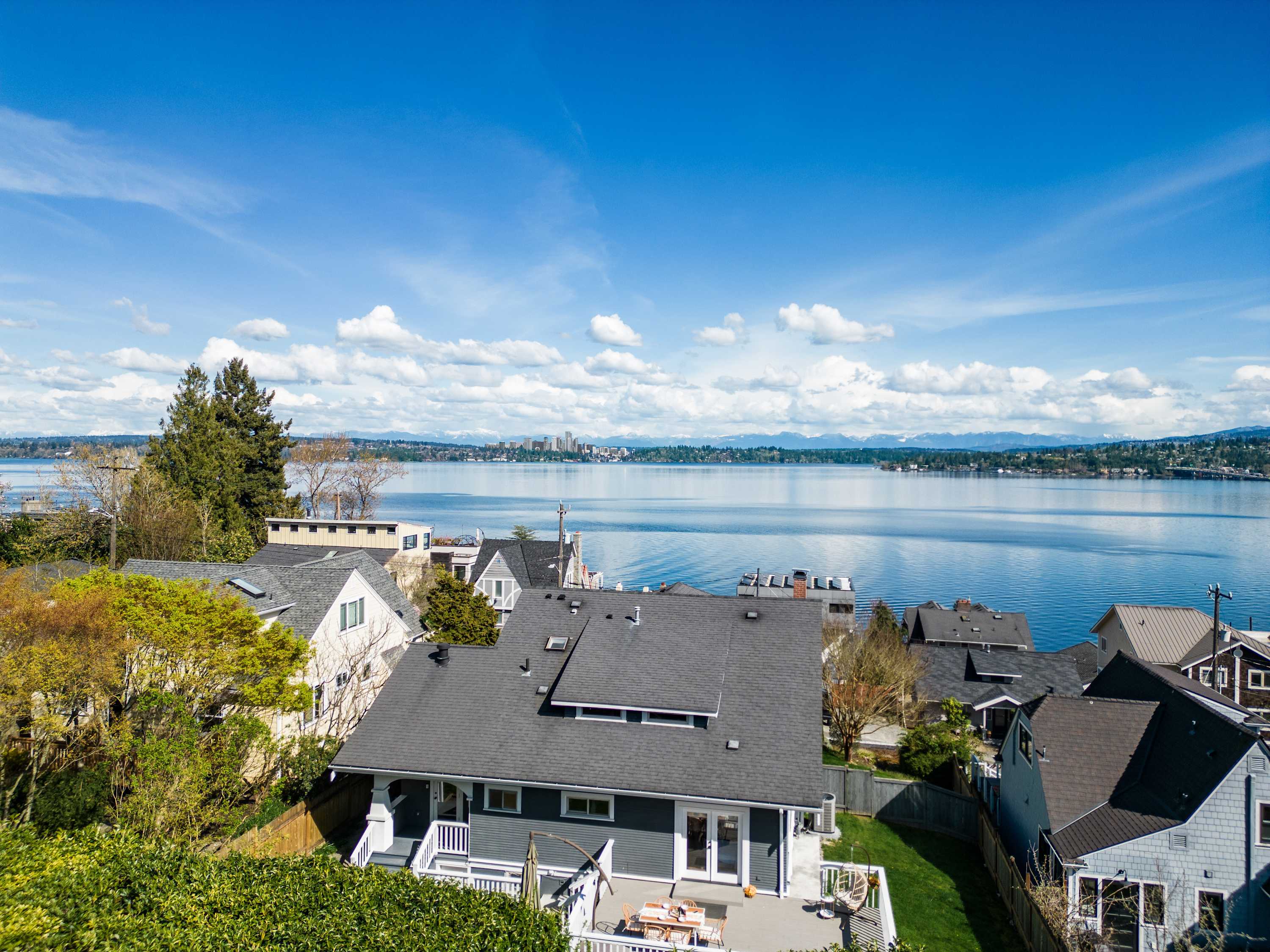 Leschi Retreat w, Breathtaking Water View,Sleeps 14