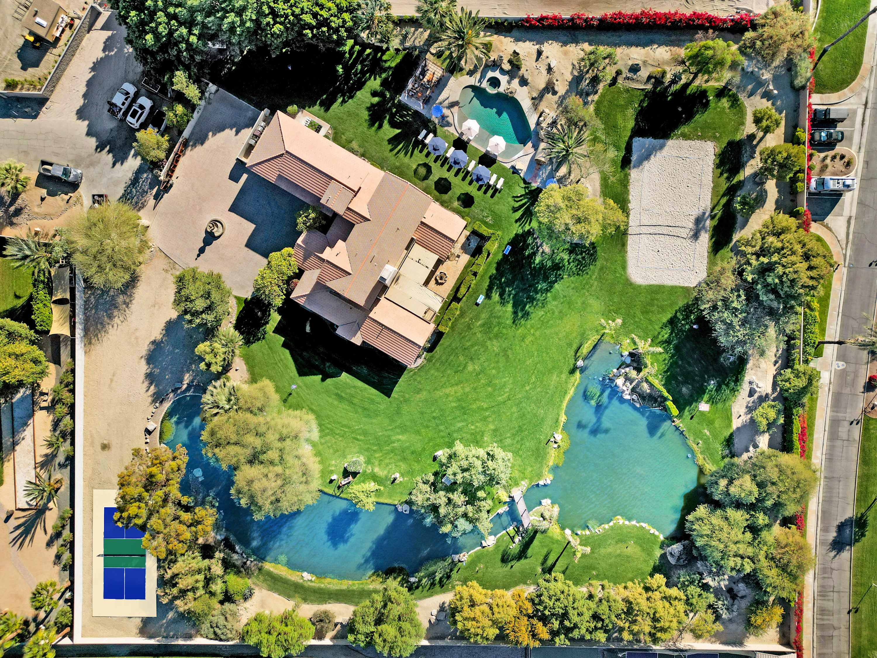 The Coachella Estate: 🎾Pickleball🔥Sauna🏖️Beach🏐V’Ball ⛳Putt 🥏Disc Golf ++ in Indio, CA