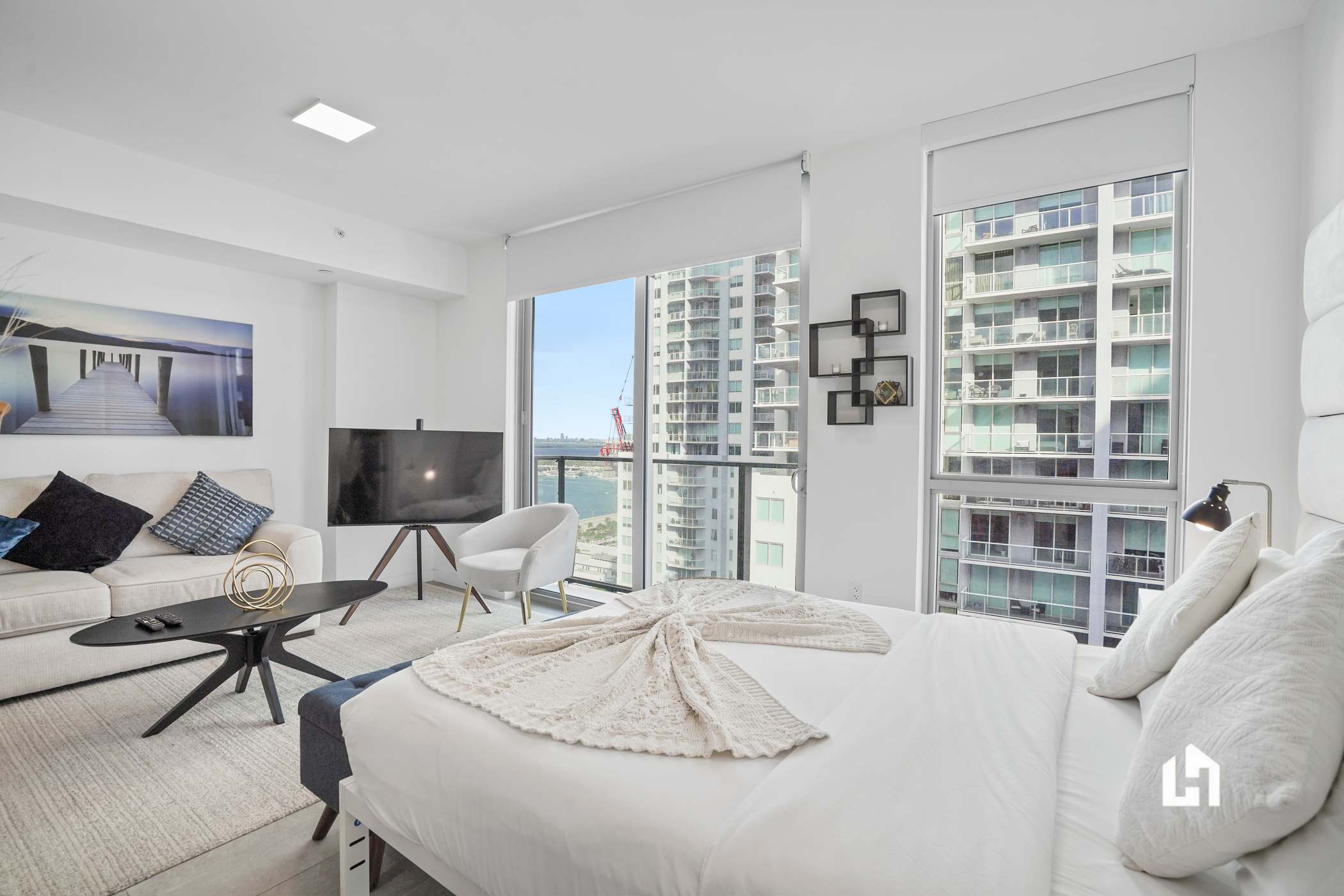 Downtown Vibes, Pool, Gym & Oceanview in Miami, FL