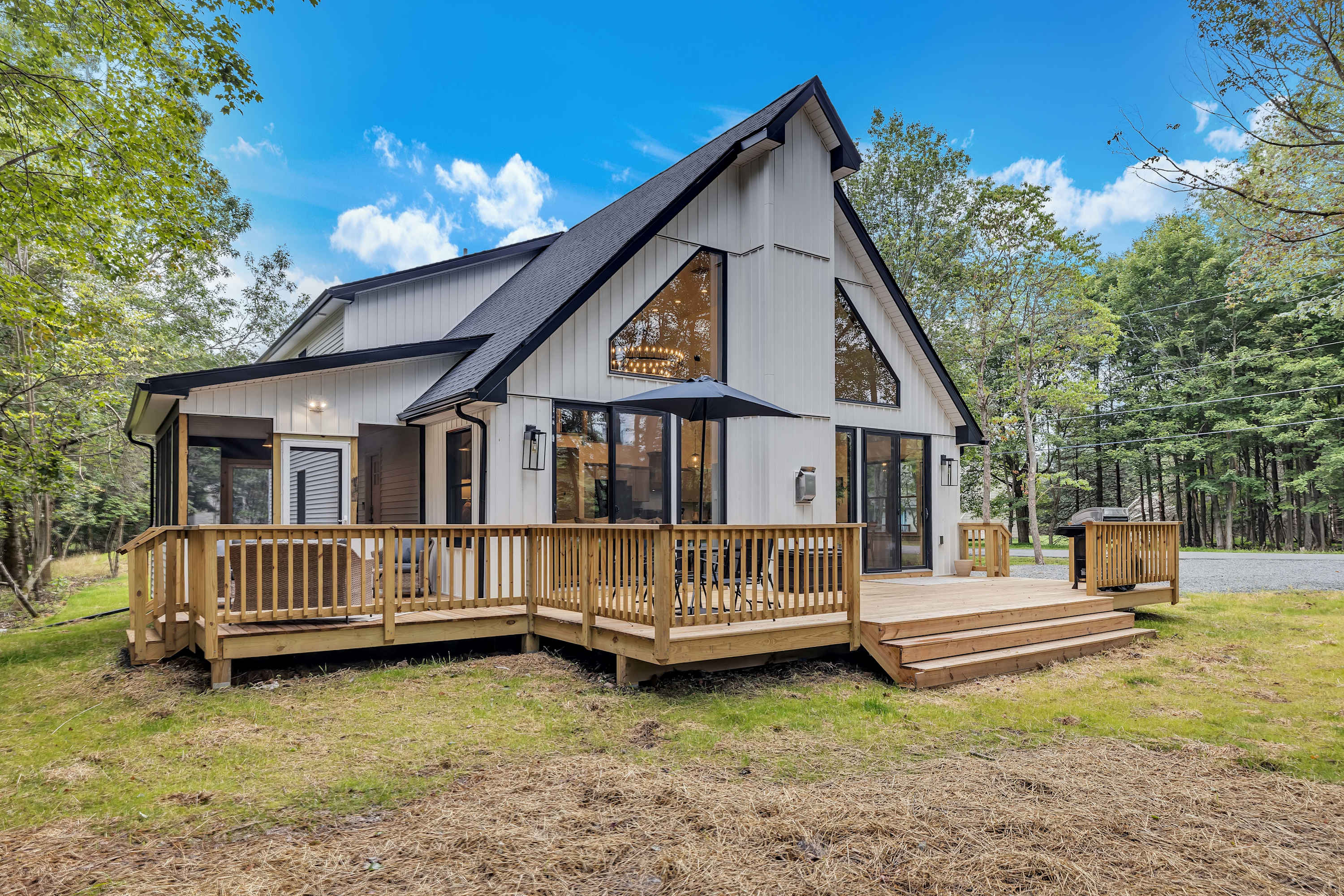 A-Frame Cabin Charm – This stunning modern A-frame cabin blends rustic elegance with contemporary touches, nestled in a peaceful wooded setting.