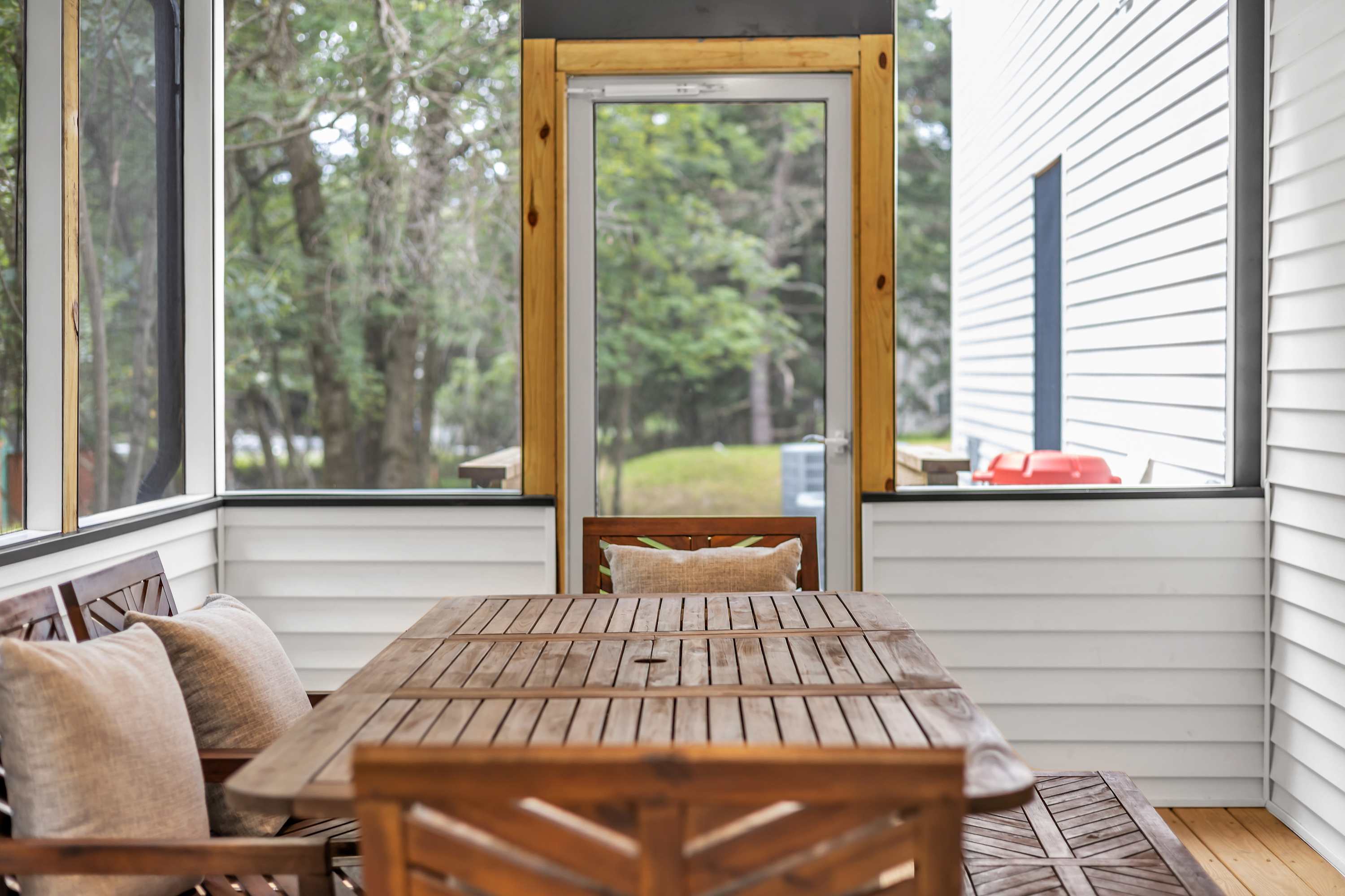 Seamless Indoor-Outdoor Living – A cozy transition from the screened patio to the backyard, offering a warm and welcoming space to gather.