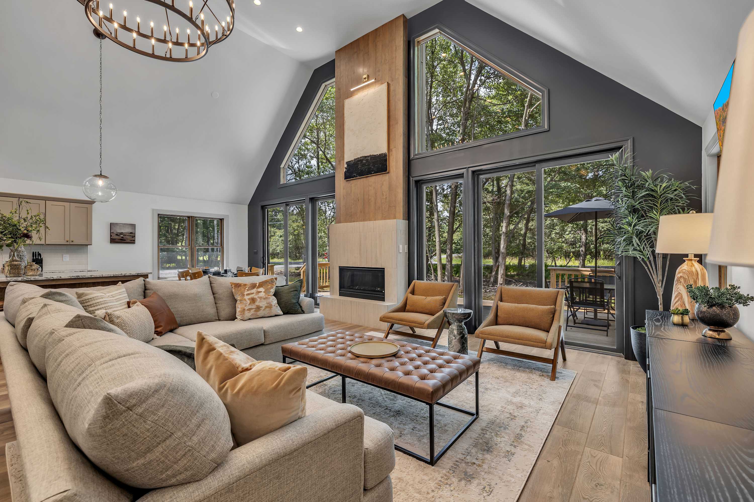 Cozy & Contemporary Retreat – Floor-to-ceiling windows flood the space with natural light, complementing the stylish furniture and warm, inviting tones.