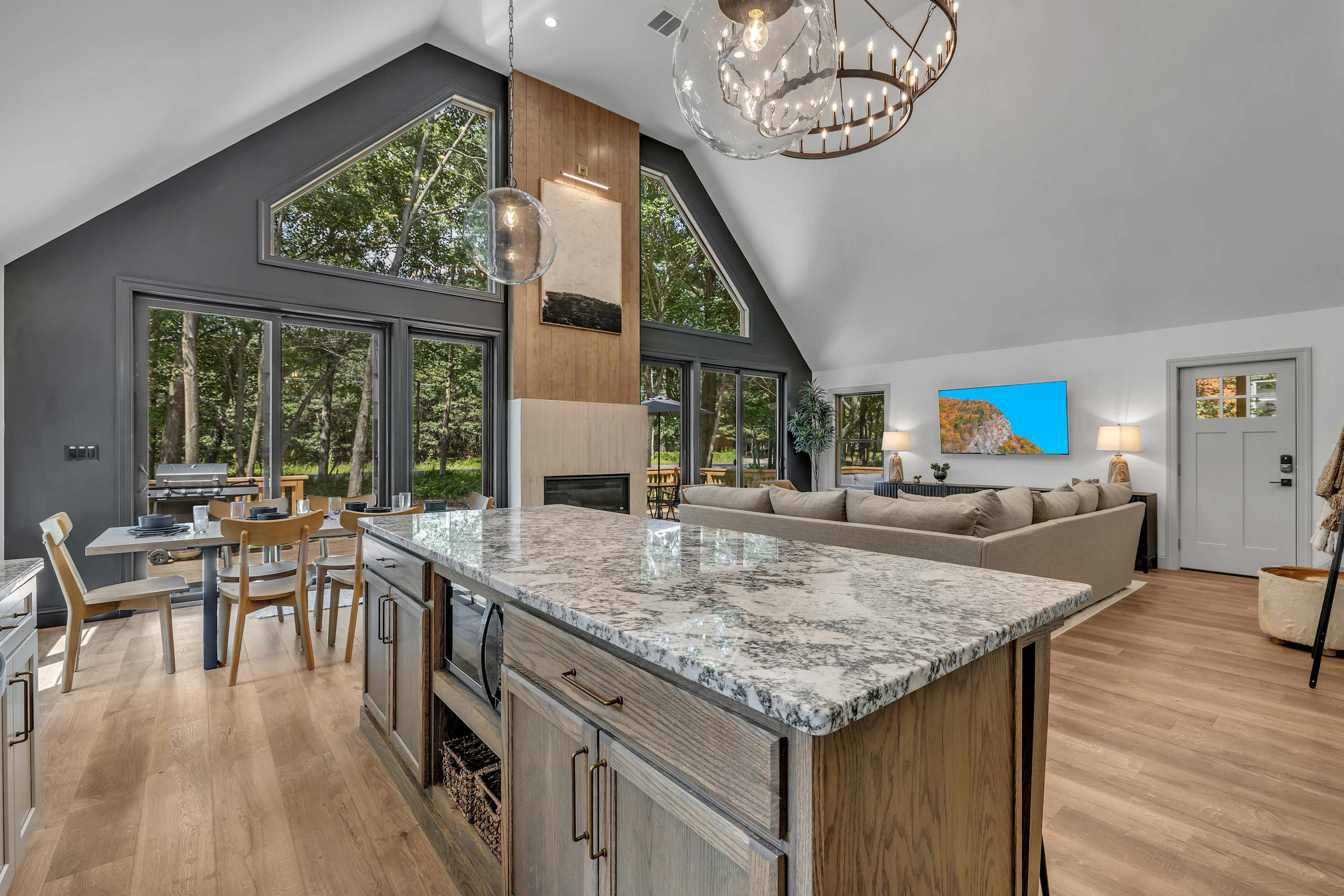 Seamless Kitchen & Living Space – A bright and open layout connecting the kitchen and living area, perfect for entertaining while enjoying stunning outdoor views.