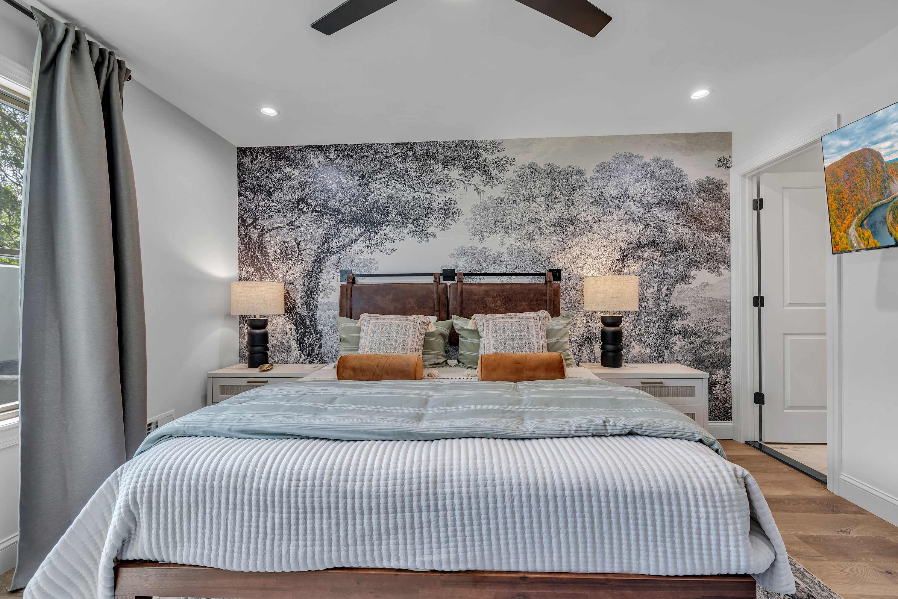 Chic & Tranquil Sleeping Space – A stylish bedroom featuring a statement wall, elegant lighting, and a luxurious king-sized bed for ultimate comfort.
