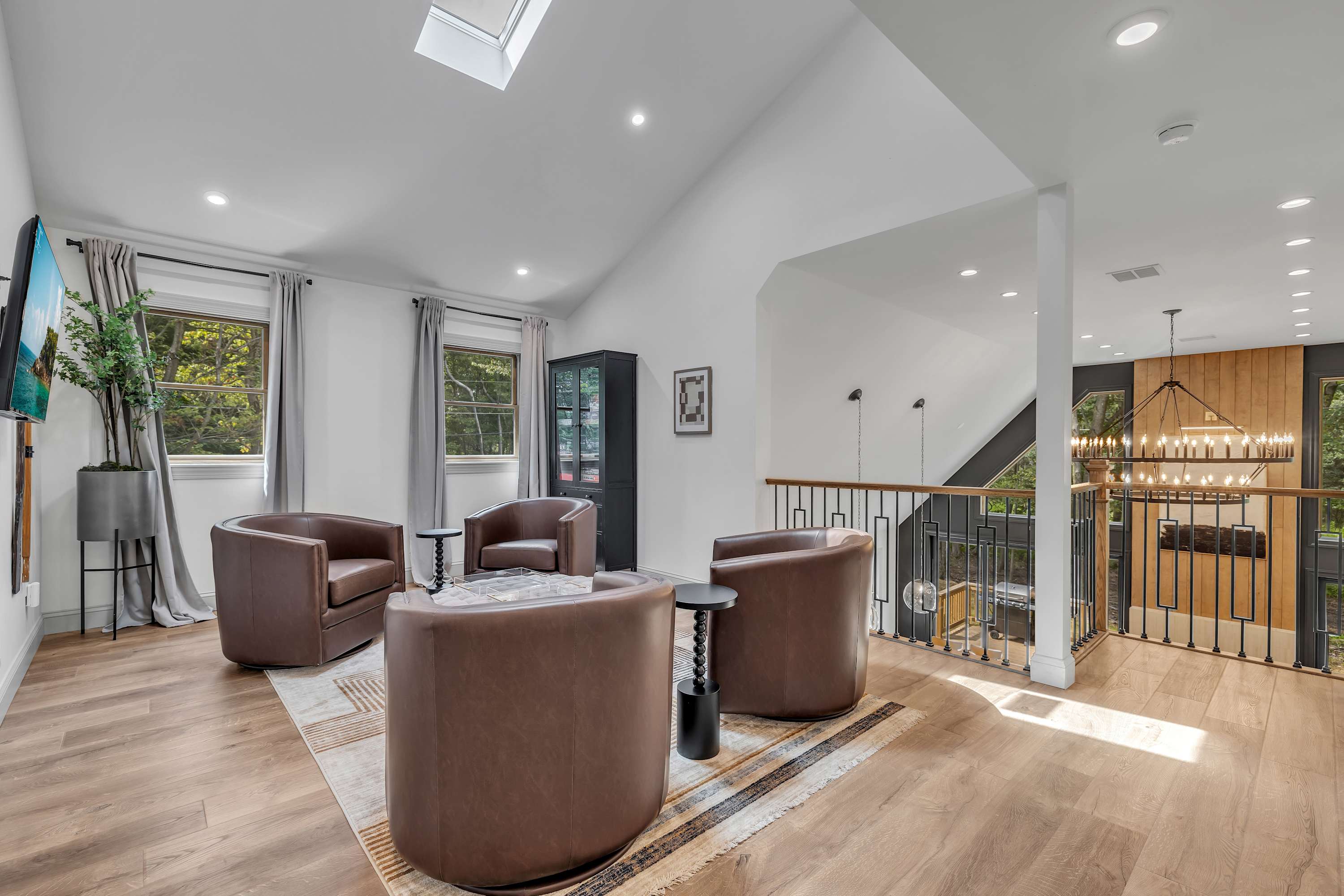 Relax & Gather in the Loft – This airy and inviting loft space is perfect for intimate conversations, reading, or simply unwinding in a peaceful setting.