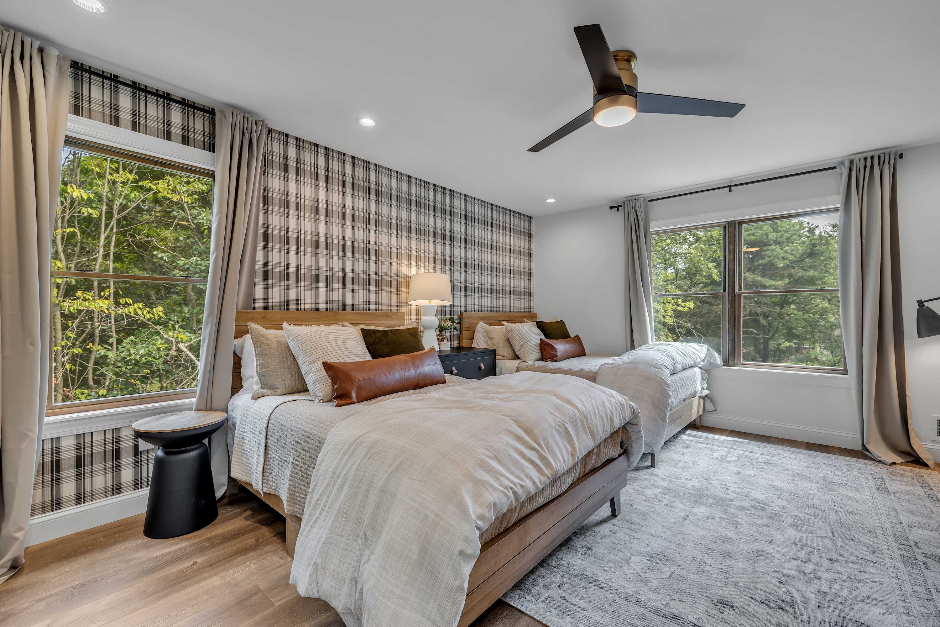 A Scenic Bedroom Escape – Large windows bring in natural light and stunning outdoor views, making this room a peaceful retreat for guests.