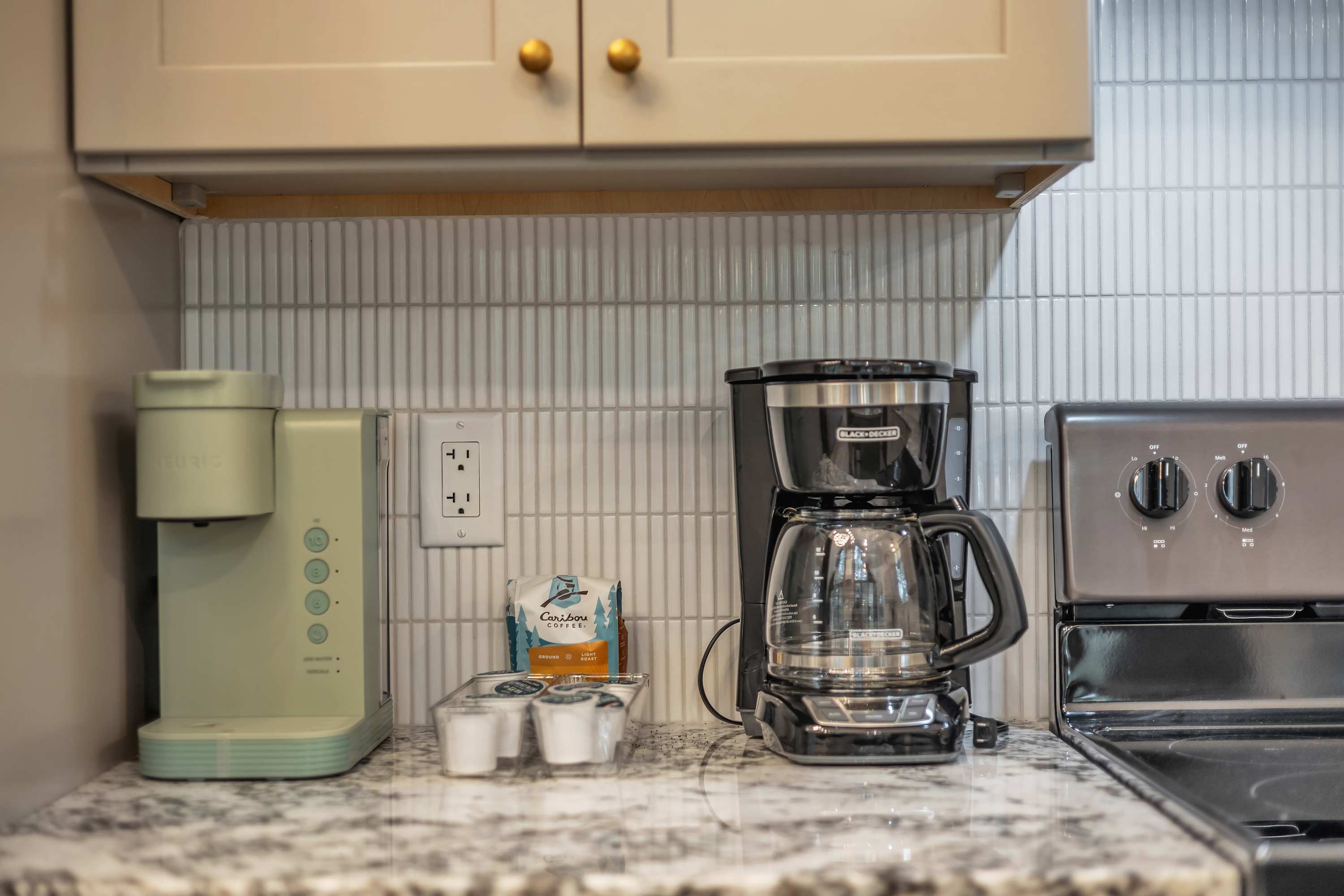 Stylish & Functional Kitchen Nook – A sleek coffee and tea station tucked into the kitchen, complete with a beautiful marble backsplash and modern appliances.