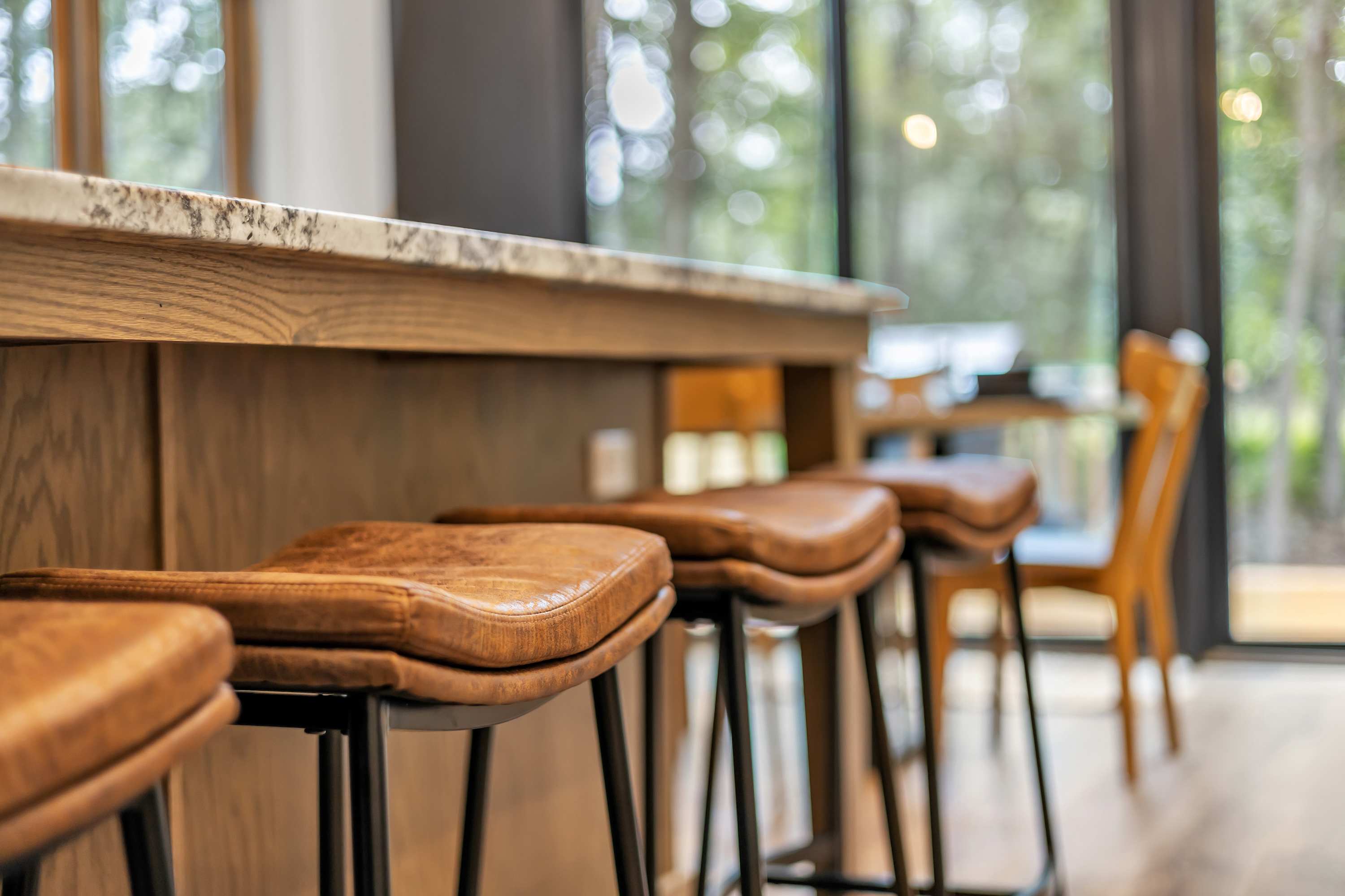 Rustic & Modern Bar Seating – A beautifully designed kitchen island with comfortable barstools, creating the perfect space for casual meals and conversation.