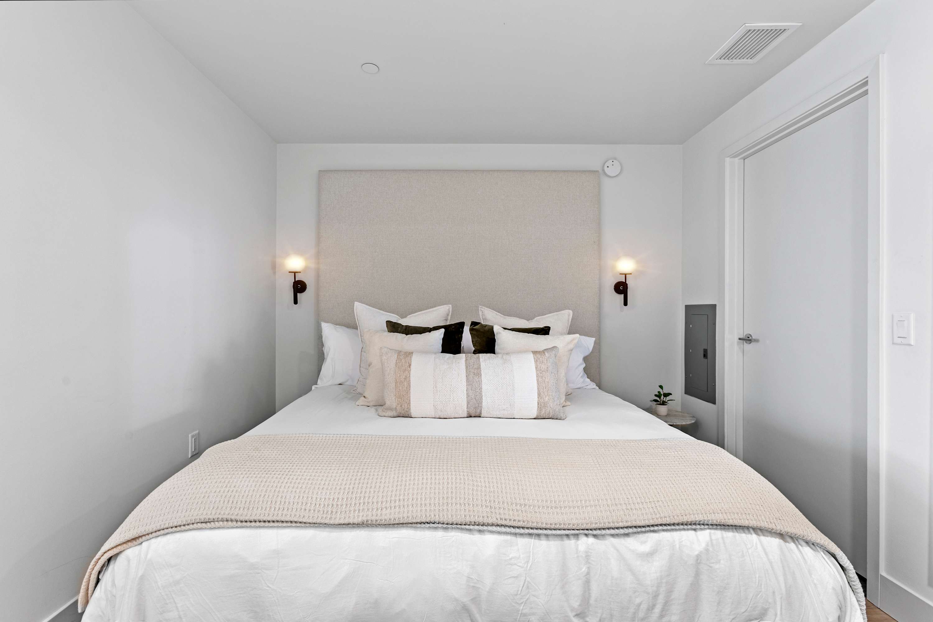 Downtown San Diego 1BR | Pool, Balcony & Gaslamp