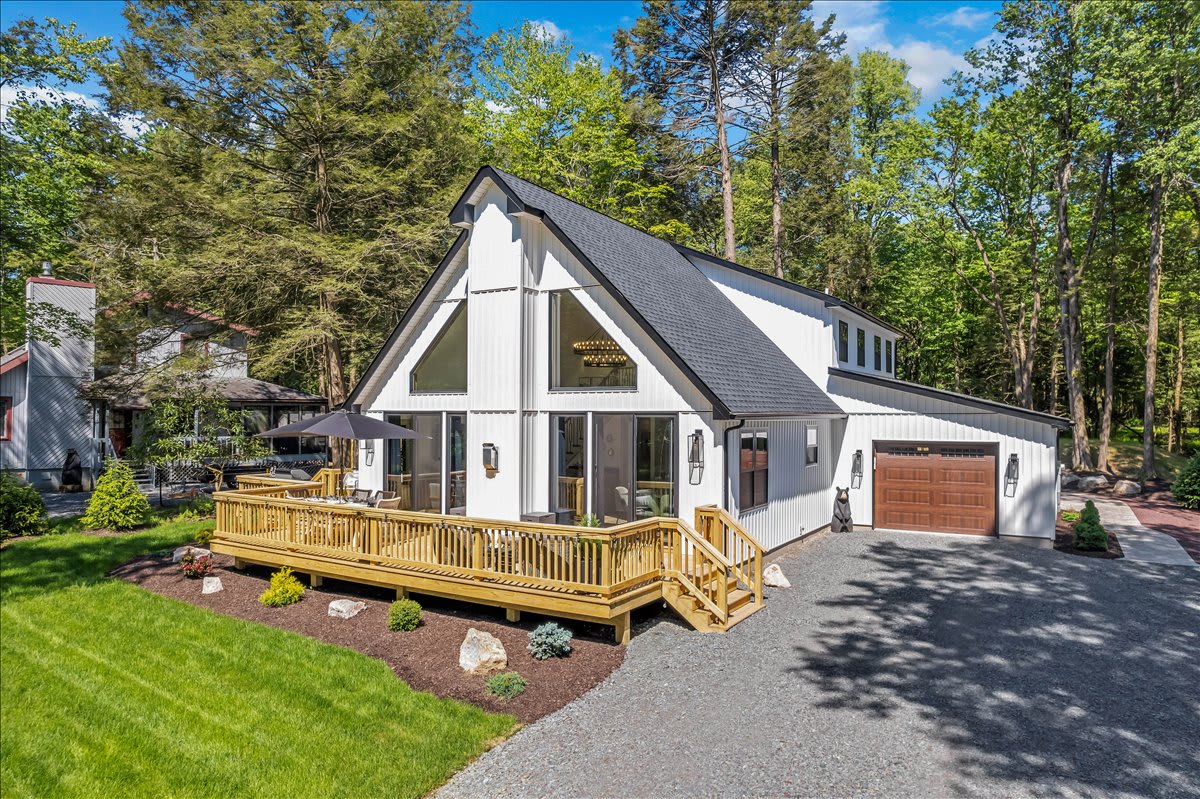 Beautifully landscaped exterior with a driveway for up to 6 vehicles