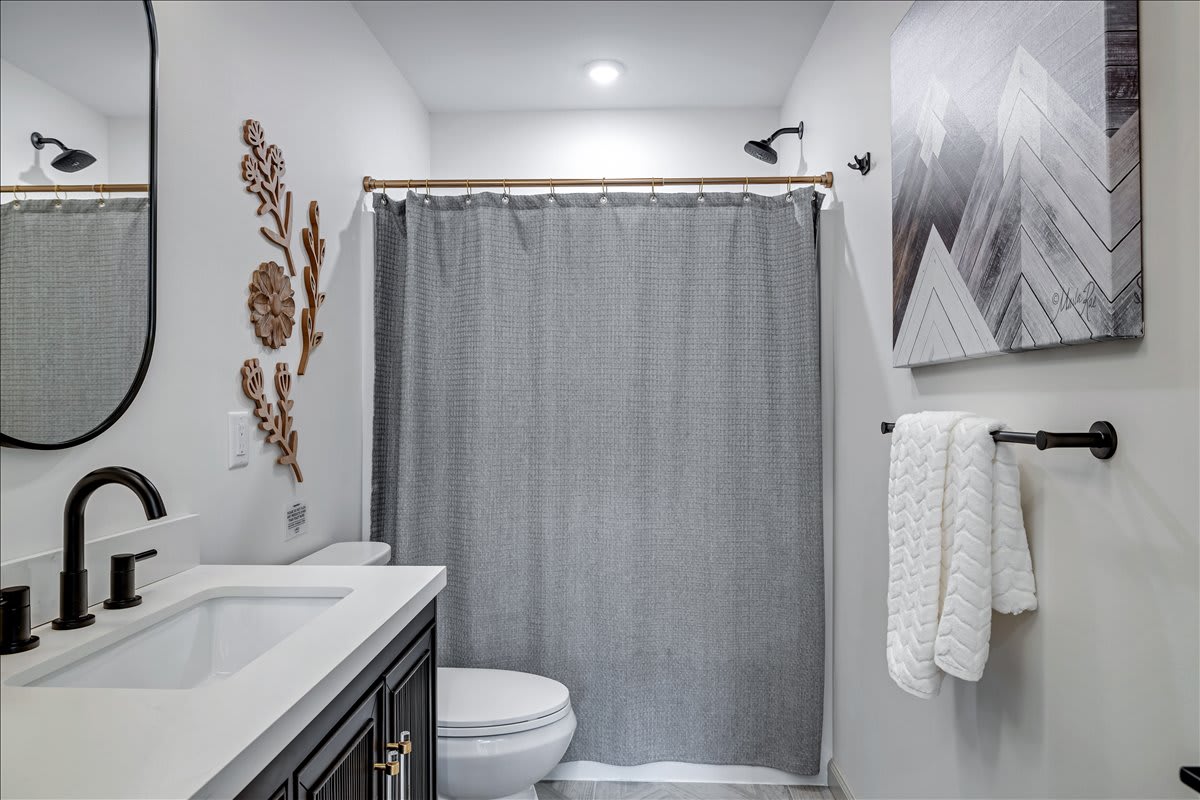 Beautifully decorated for peace and serenity when coming back from a long day of skiing or spending the day at the lake! 