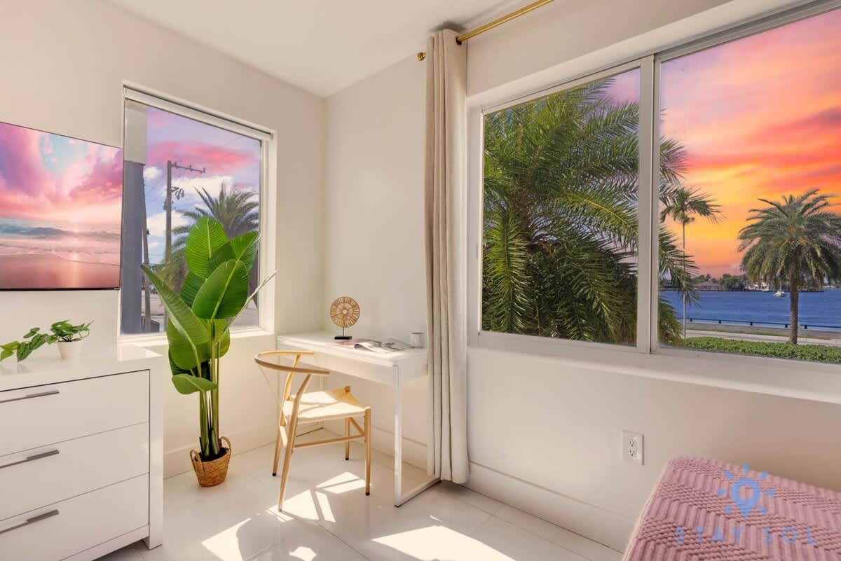 Stylish 2 BR Apartment w/Pool - Near Beach
