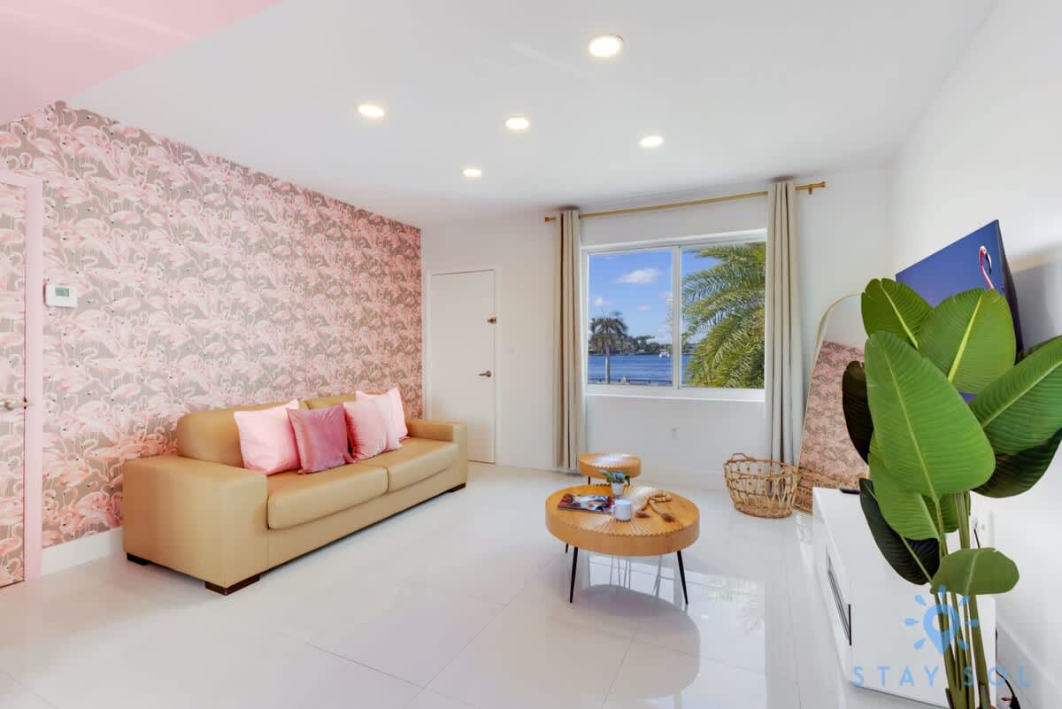 Stylish 2 BR Apartment w/Pool - Near Beach