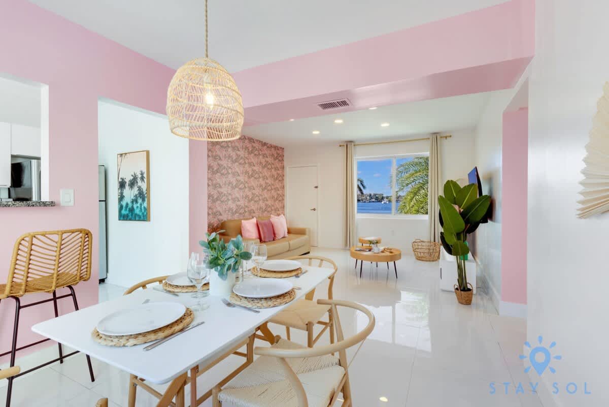 Stylish 2 BR Apartment w/Pool - Near Beach