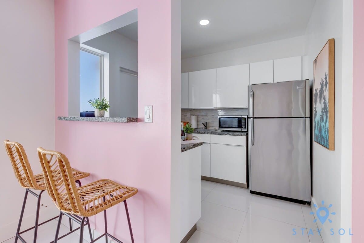 Stylish 2 BR Apartment w/Pool - Near Beach