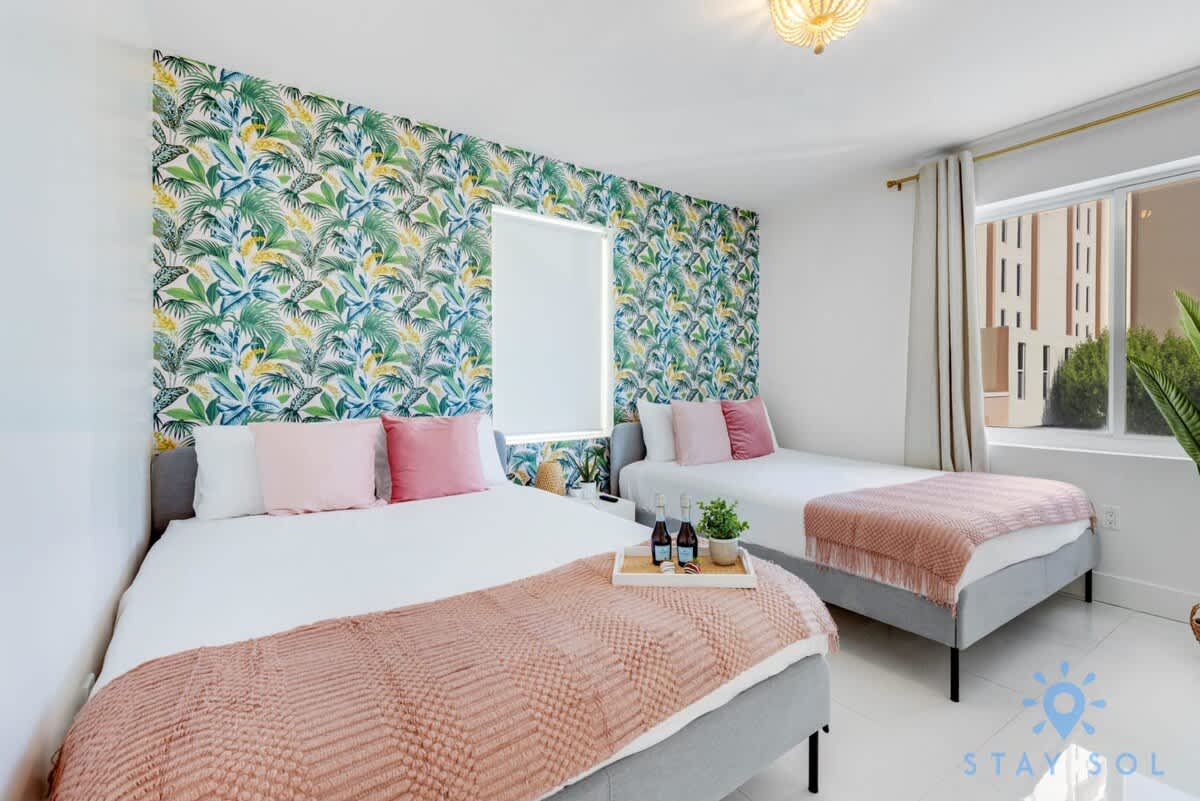 Stylish 2 BR Apartment w/Pool - Near Beach