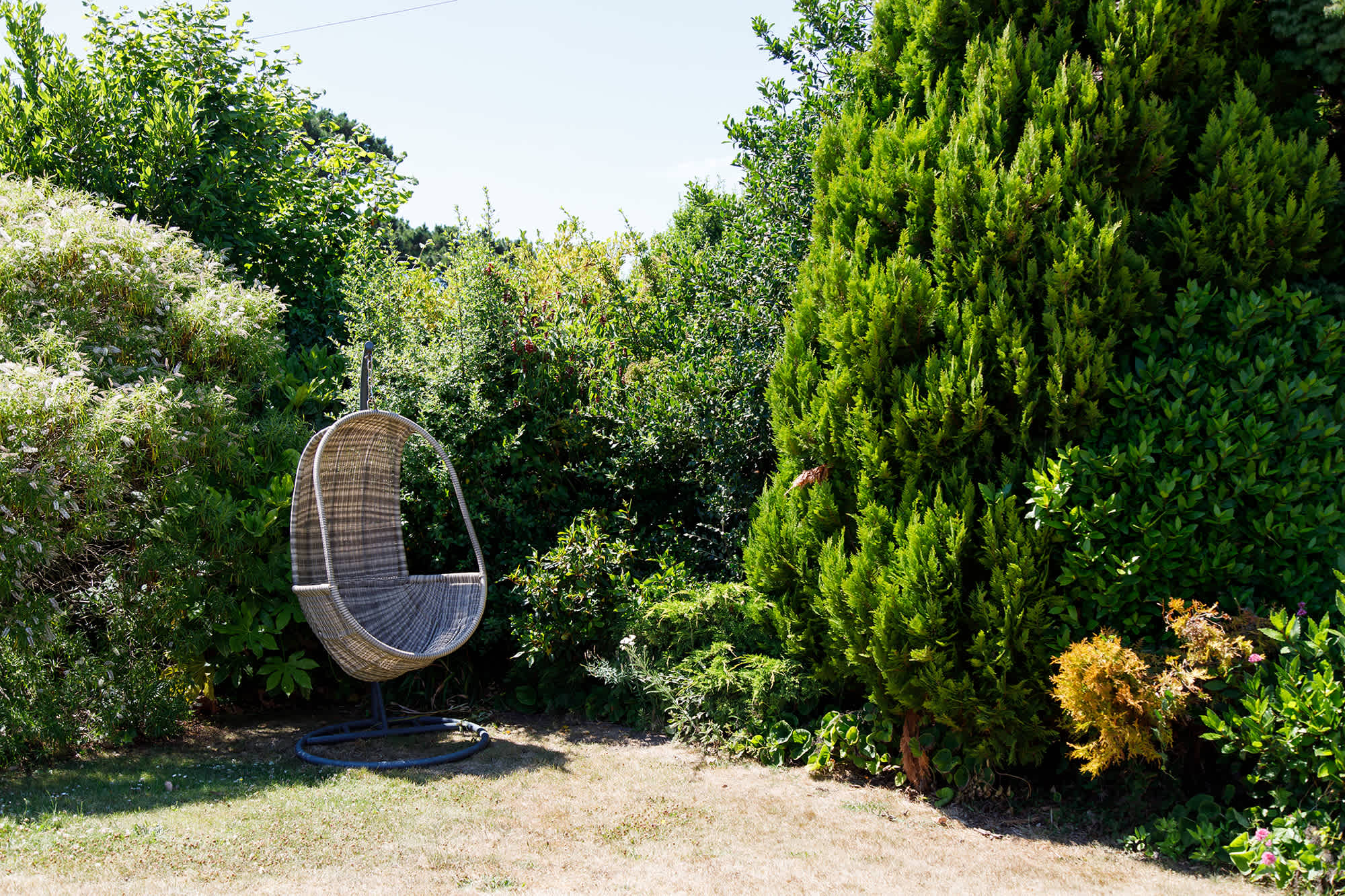 Hang out in the garden in this stylish egg swing seat. All you need is a good book or magazine!