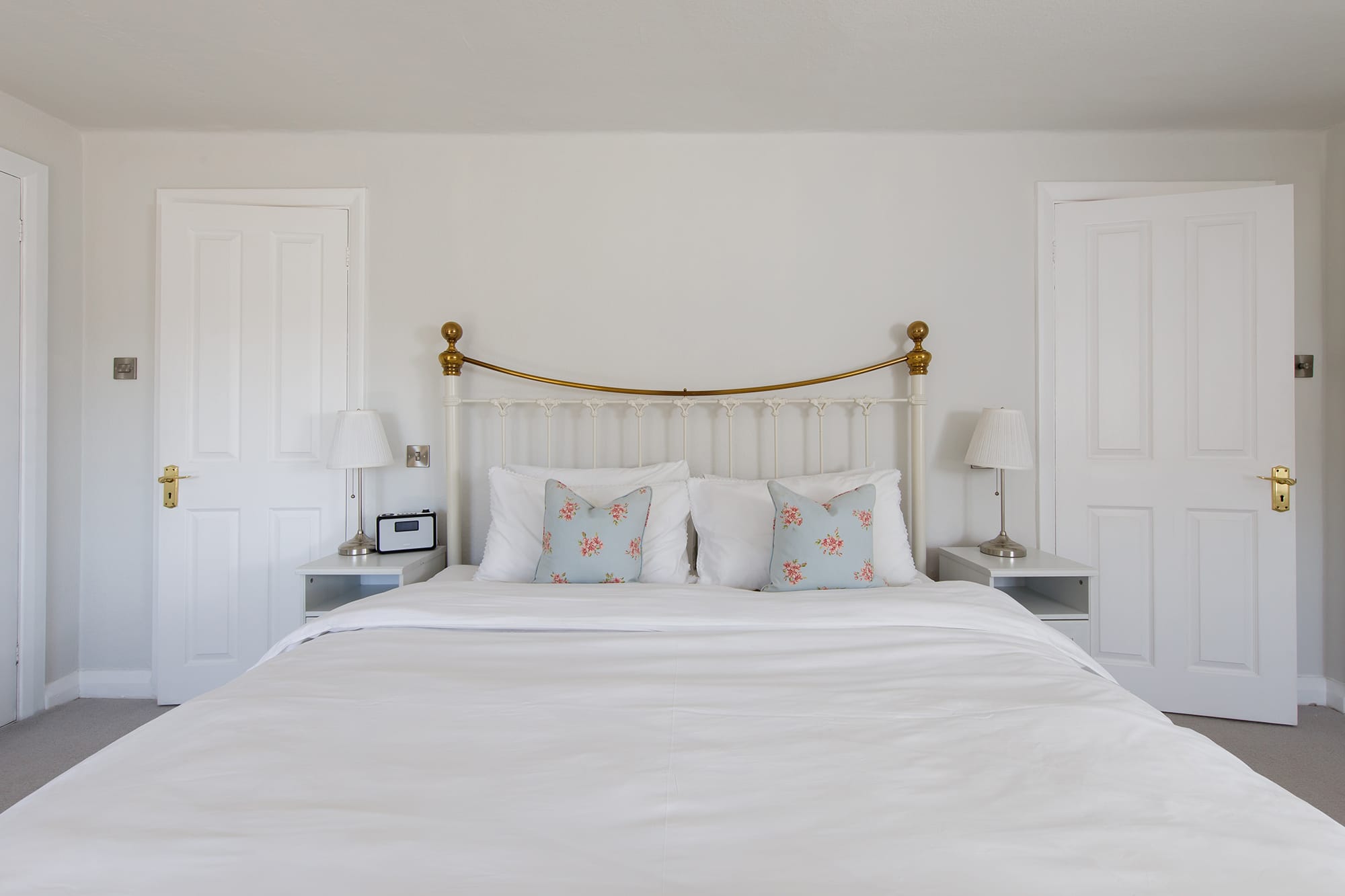 When night falls, the master room offers dreamy bedding, linen and pillows to sink into.