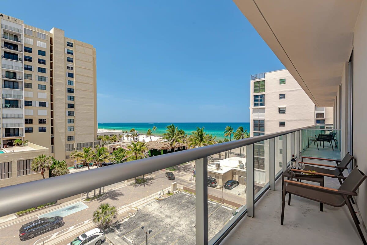 Rooftop‐Pool 1BR w/ Balcony & Ocean View