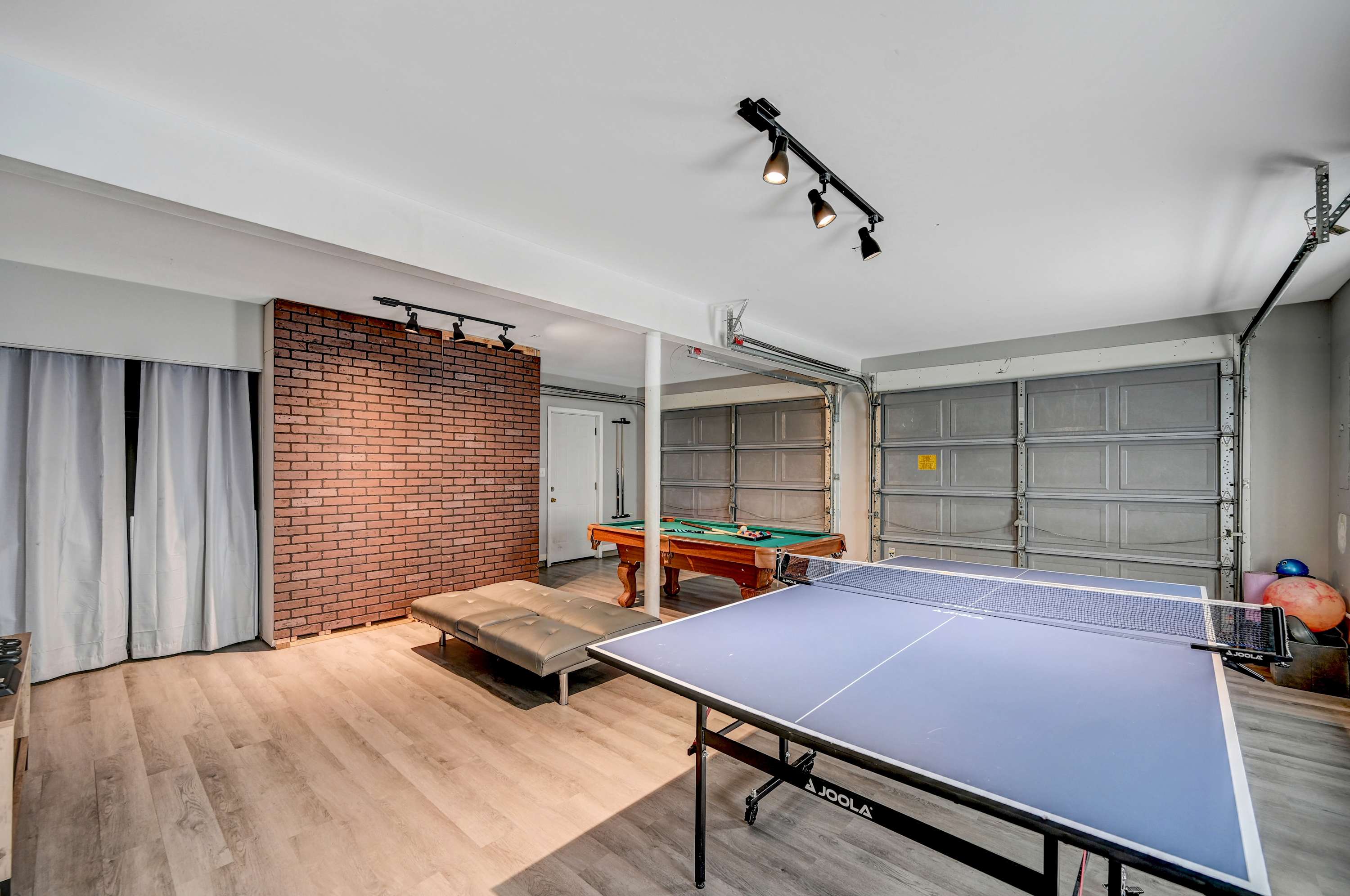 Pool, table tennis and PS4! 