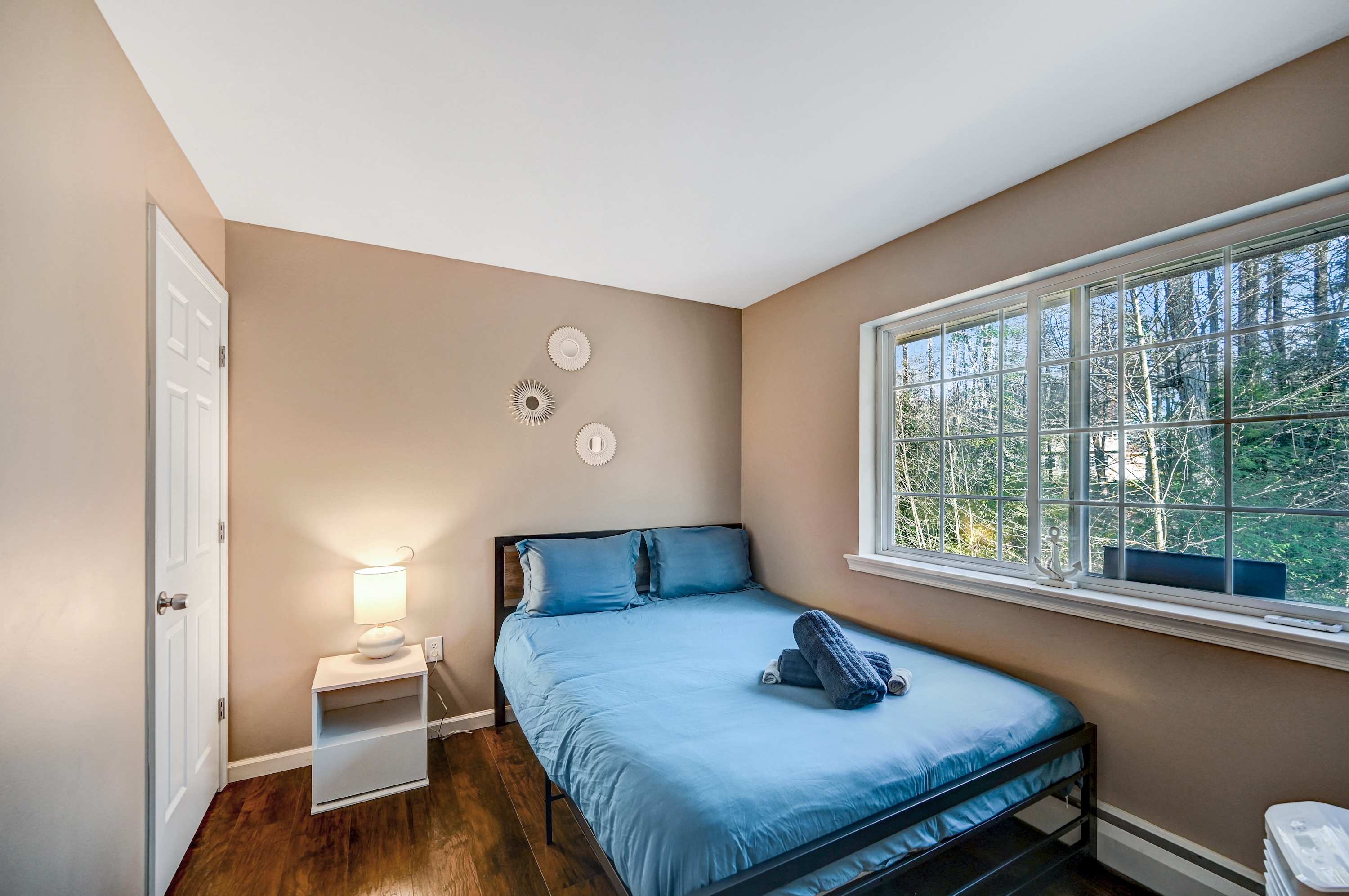 Bright & Inviting Bedroom! Wake up to natural sunlight streaming through the large window, making this snug and stylish space ideal for a restful stay.