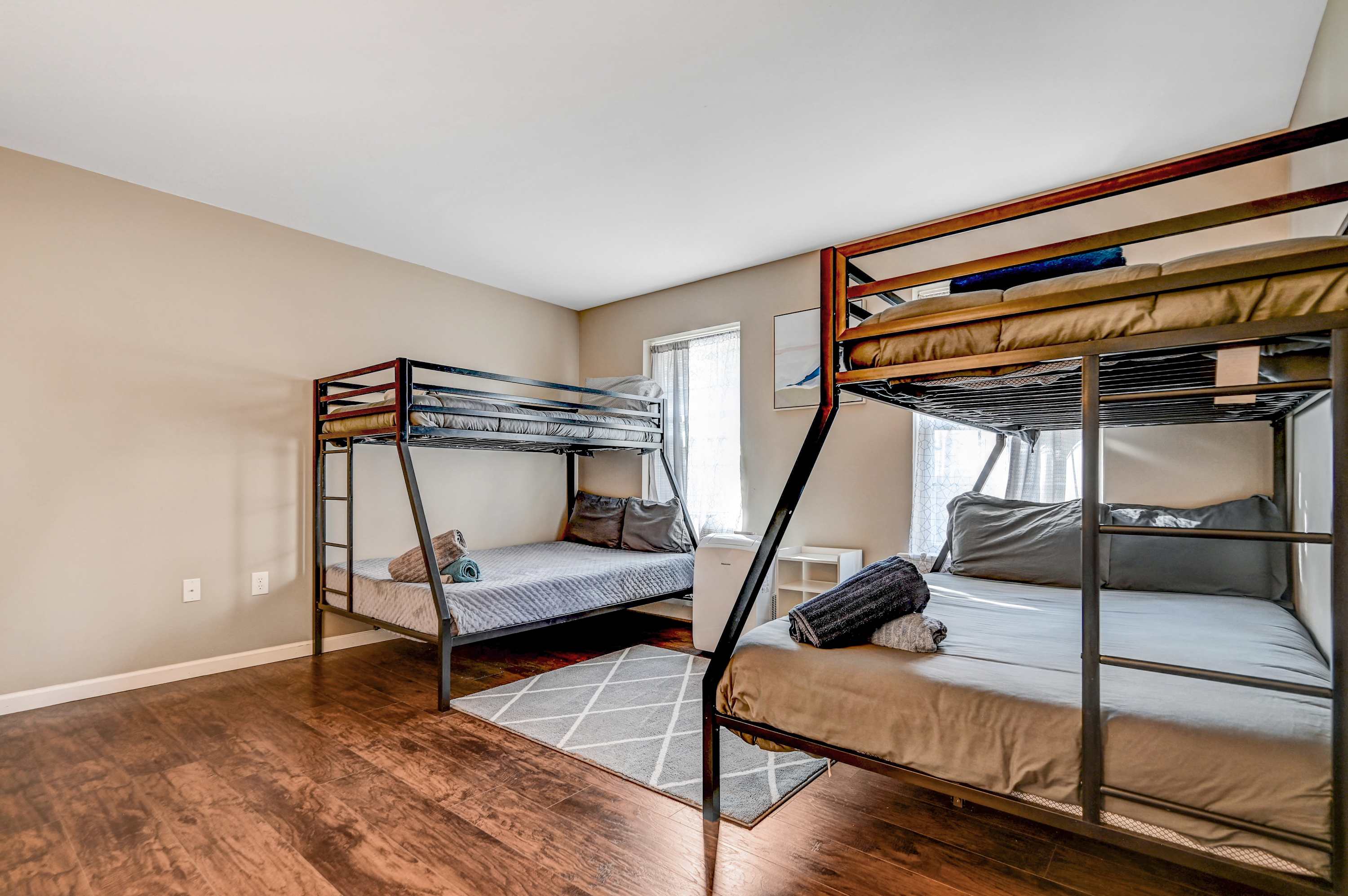 Ultimate Sleepover Spot! Whether it’s family, friends, or little adventurers, this spacious bunk room is designed for fun, comfort, and relaxation.
