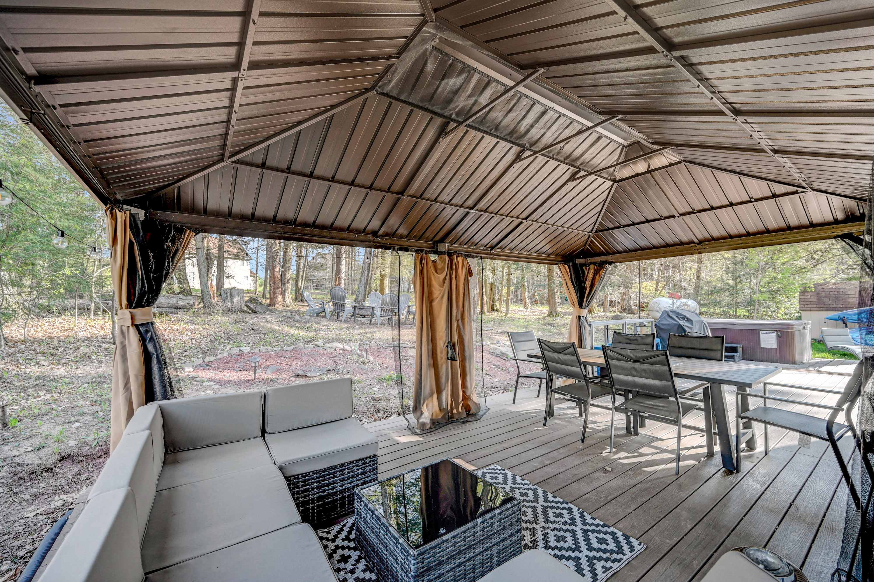 Outdoor Entertaining Made Easy! Host friends or family in this covered lounge, where nature’s beauty meets modern comfort.