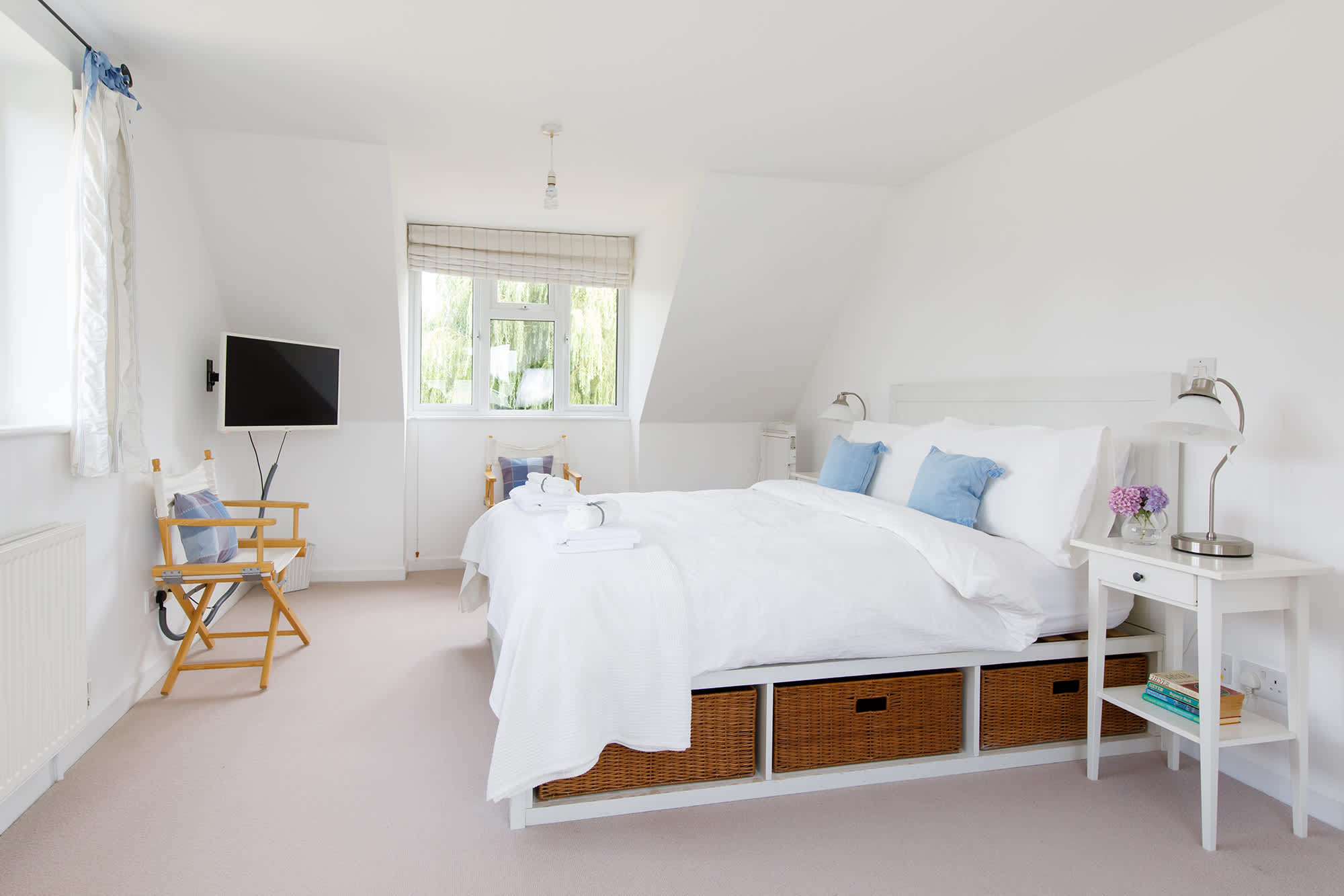Secluded rural retreat, close to beach – sleeps 12