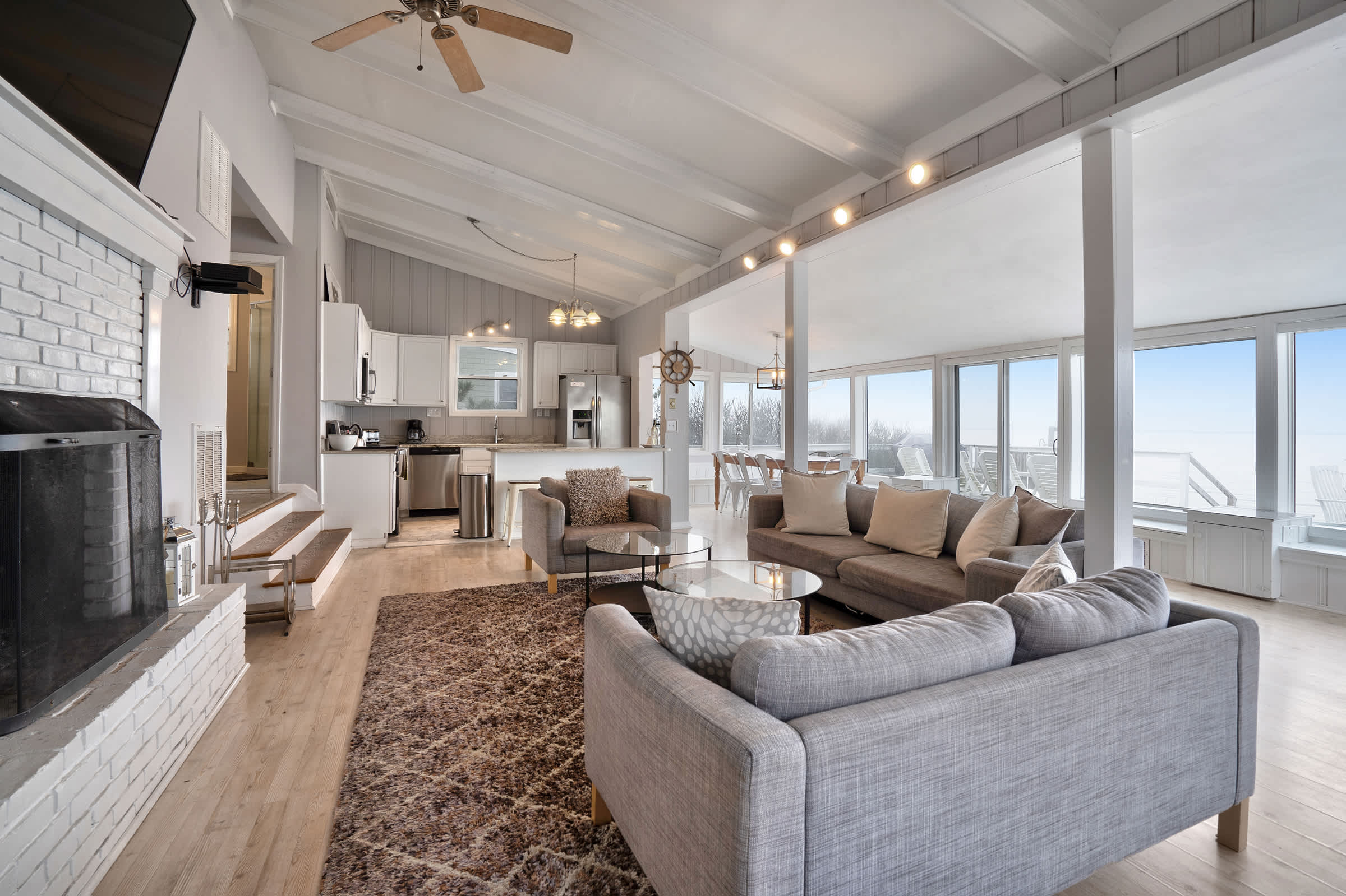 Soundview Beach House: 4BR, Panoramic Views