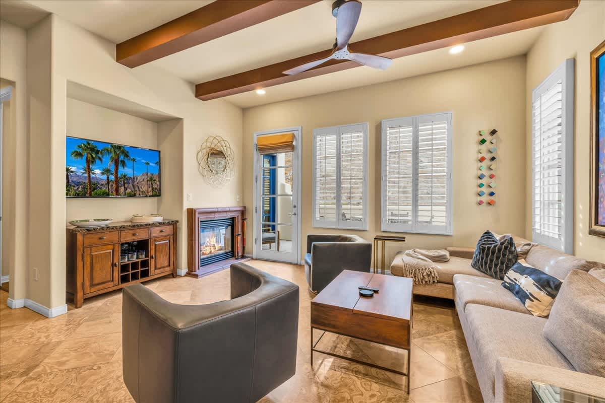 Relaxing Desert Oasis with Magnificent Mountain Views - Photo 3