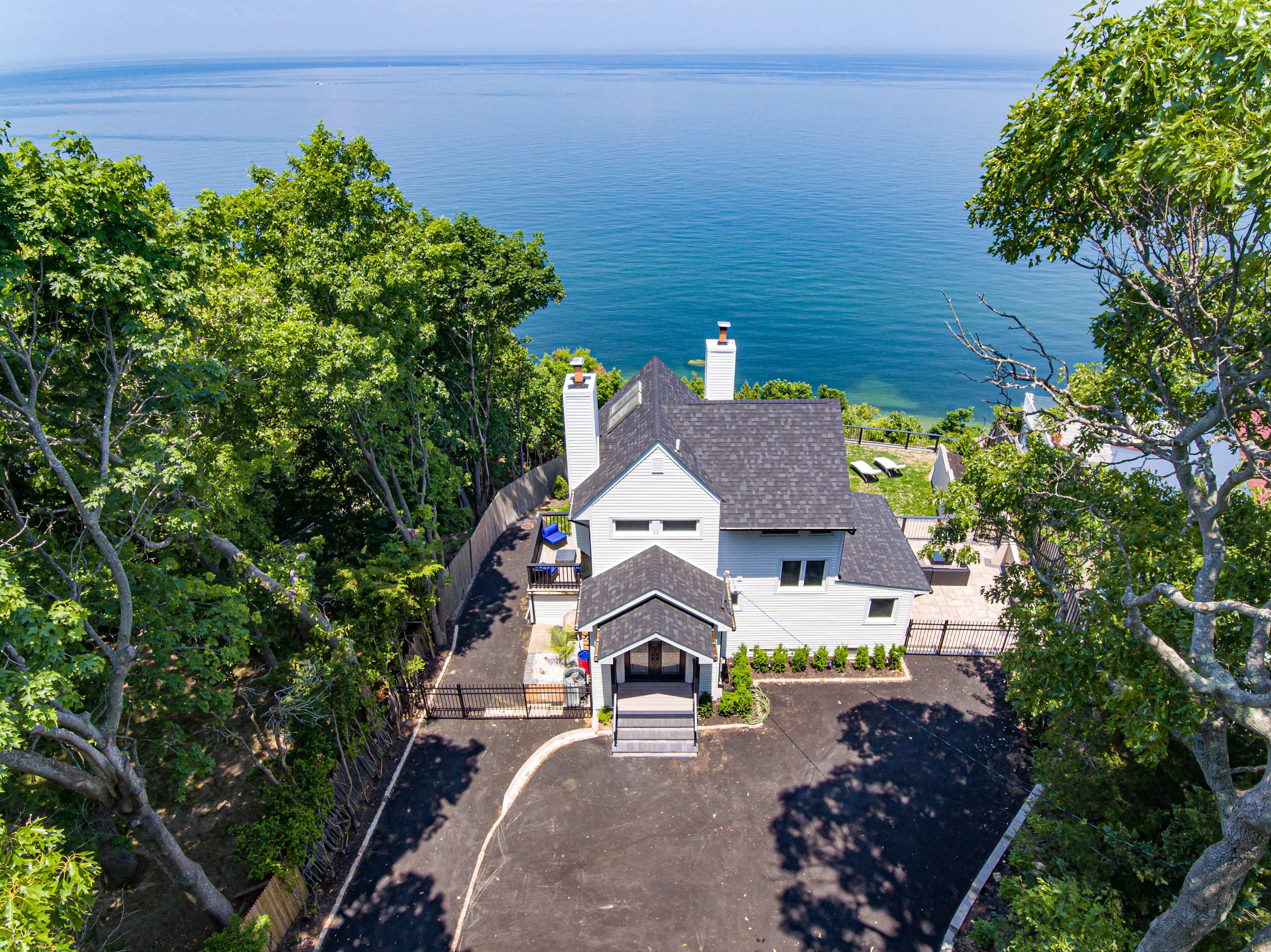 Coastal Retreat: Waterfront, Deck, Awesome Views