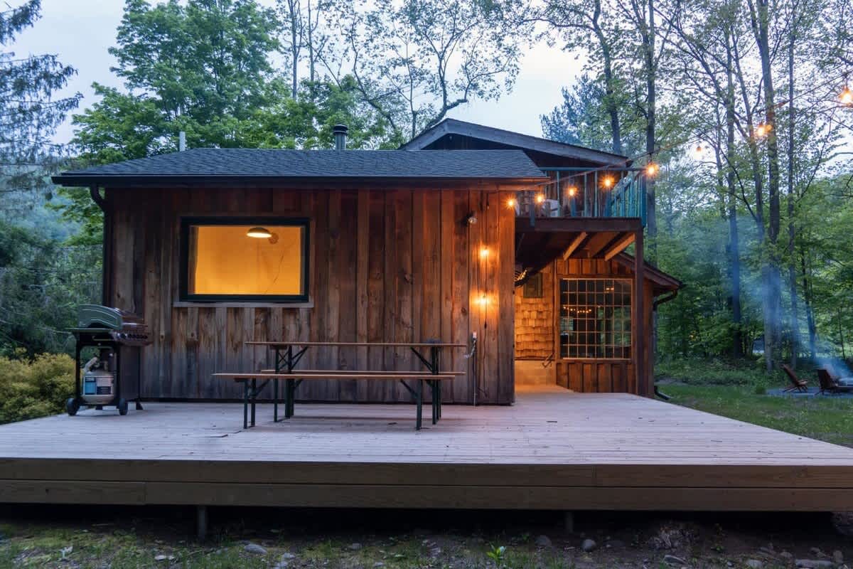 Chic Catskills Cabin with Hot Tub and Fire Pit