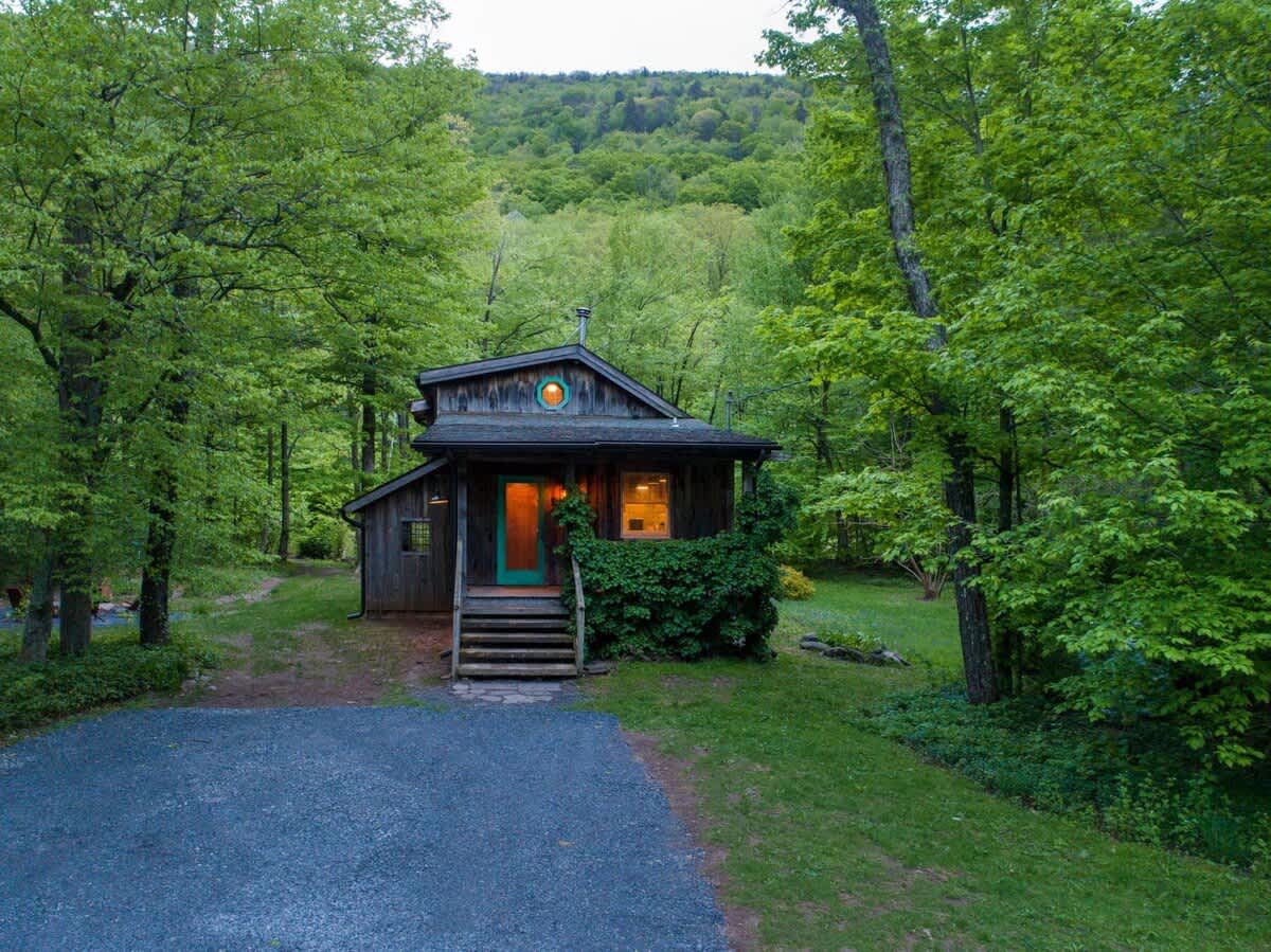 Chic Catskills Cabin with Hot Tub and Fire Pit