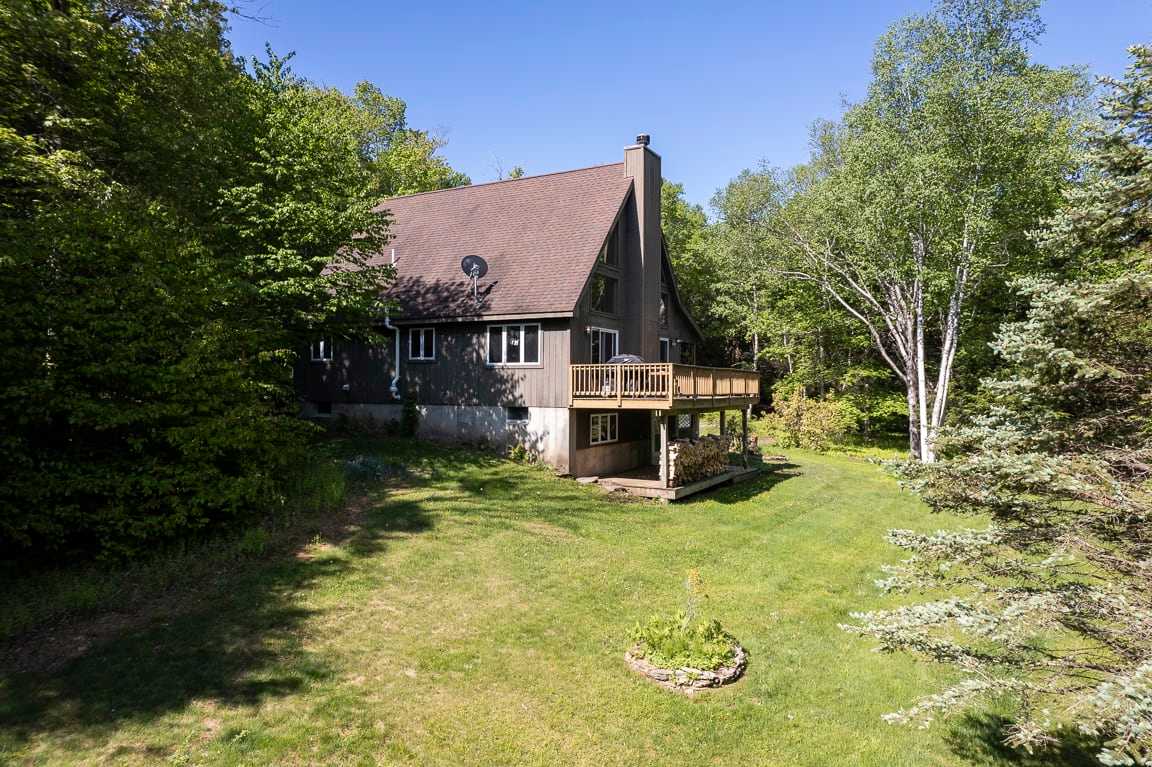 Private Chalet with Fire Pit, Deck and Large Yard