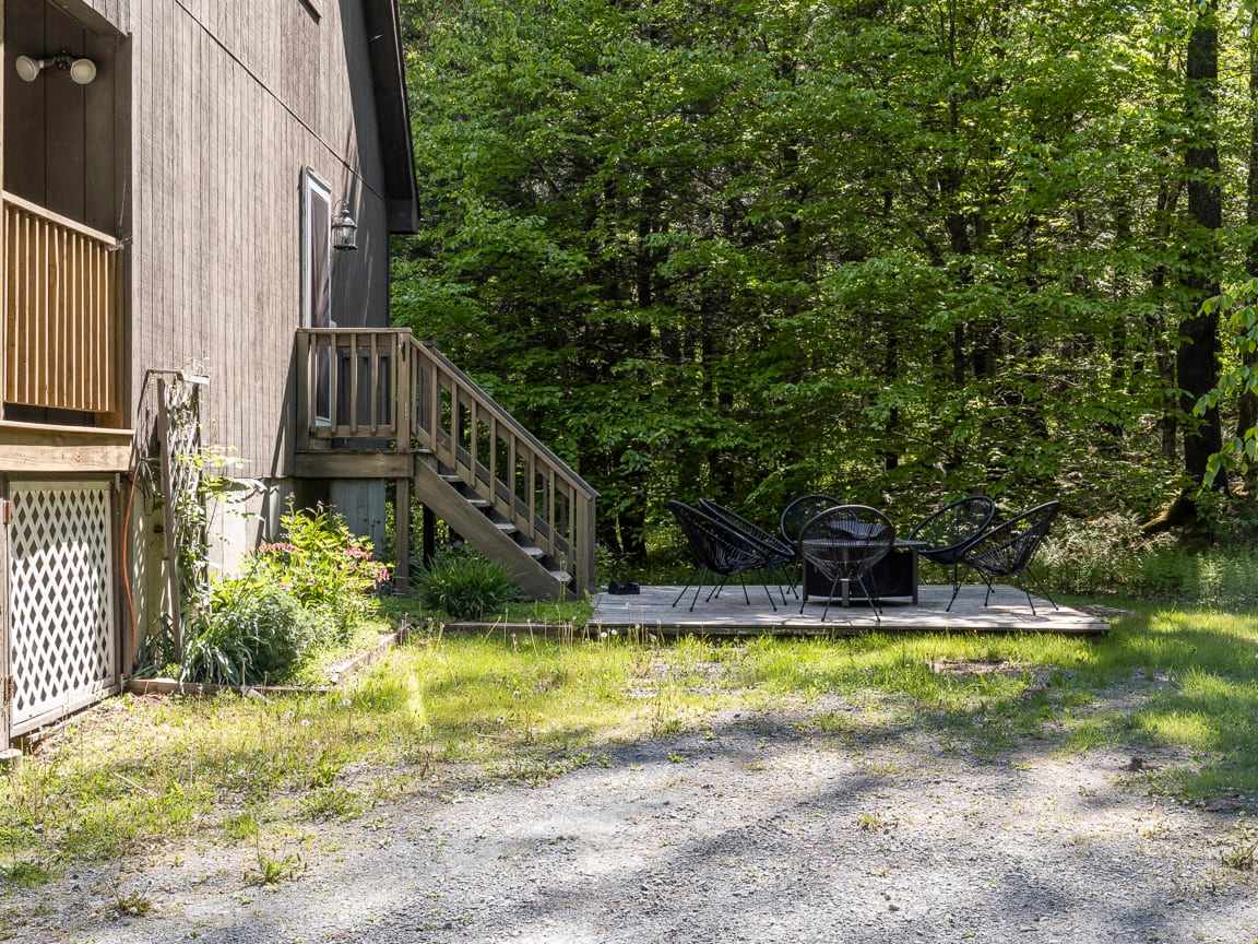 Private Chalet with Fire Pit, Deck and Large Yard