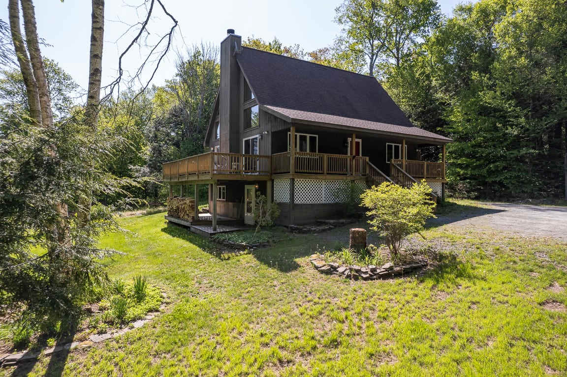 Private Chalet with Fire Pit, Deck and Large Yard