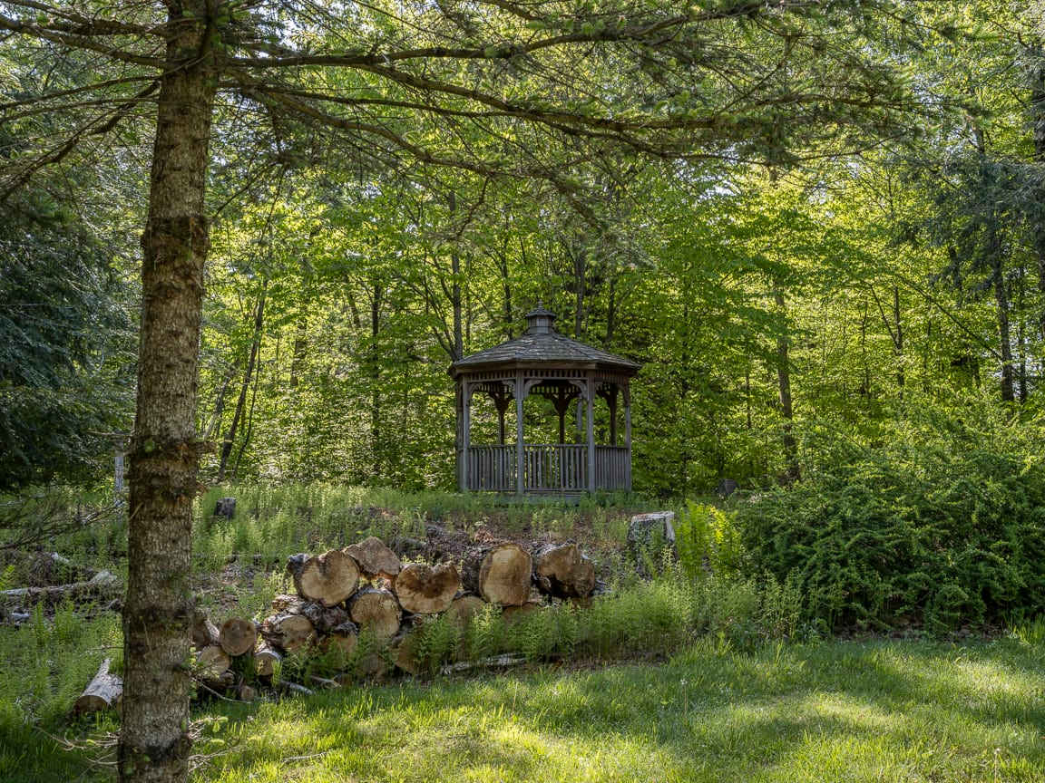 Private Chalet with Fire Pit, Deck and Large Yard