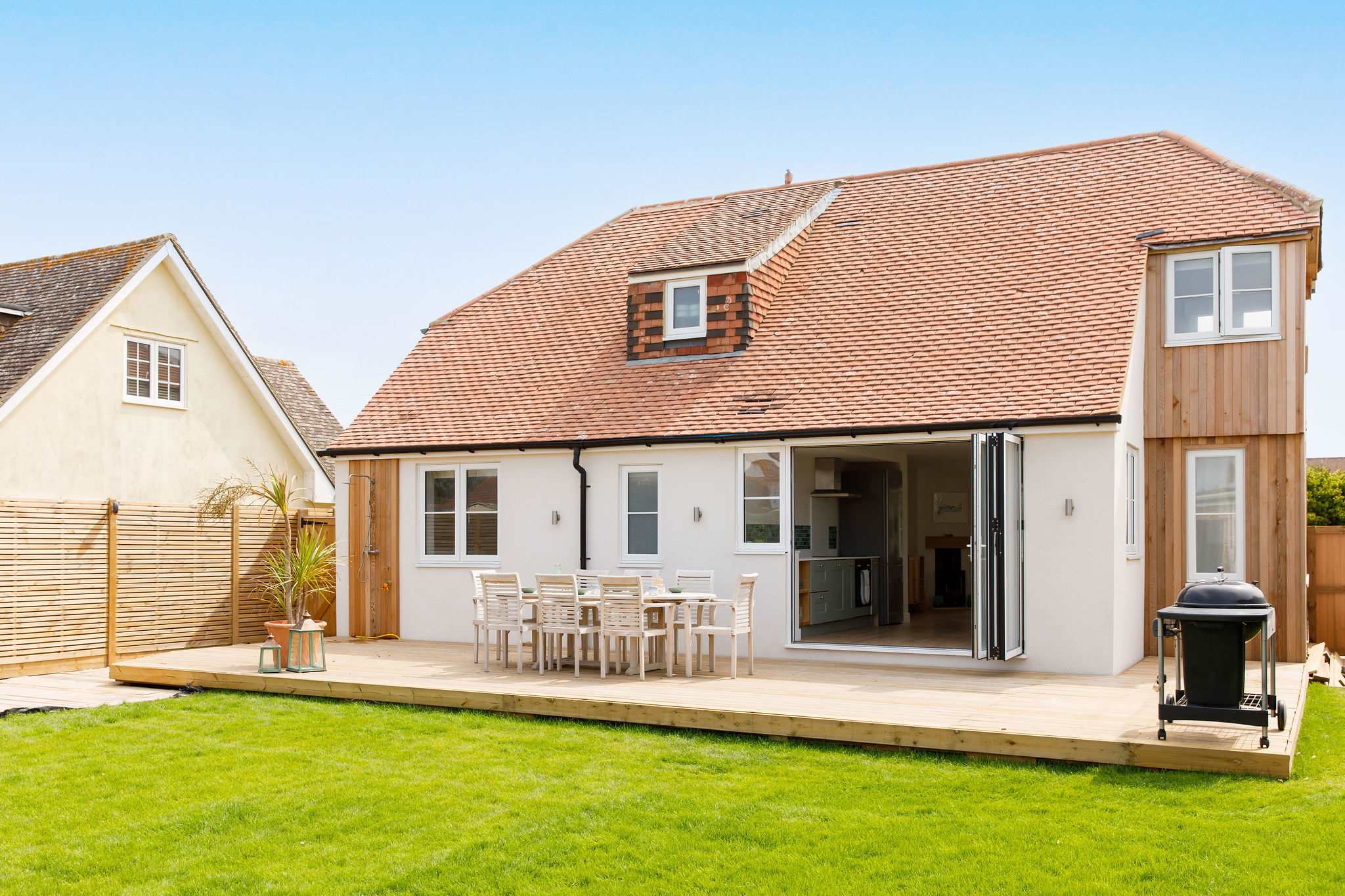 Mariners: Stylish Beachside Getaway with Sea Views