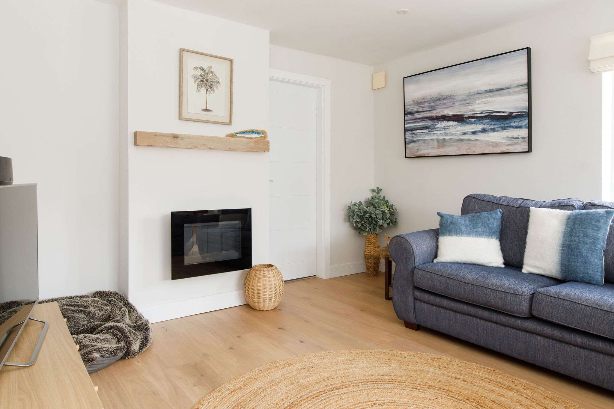 The snug has a warming gas stove.