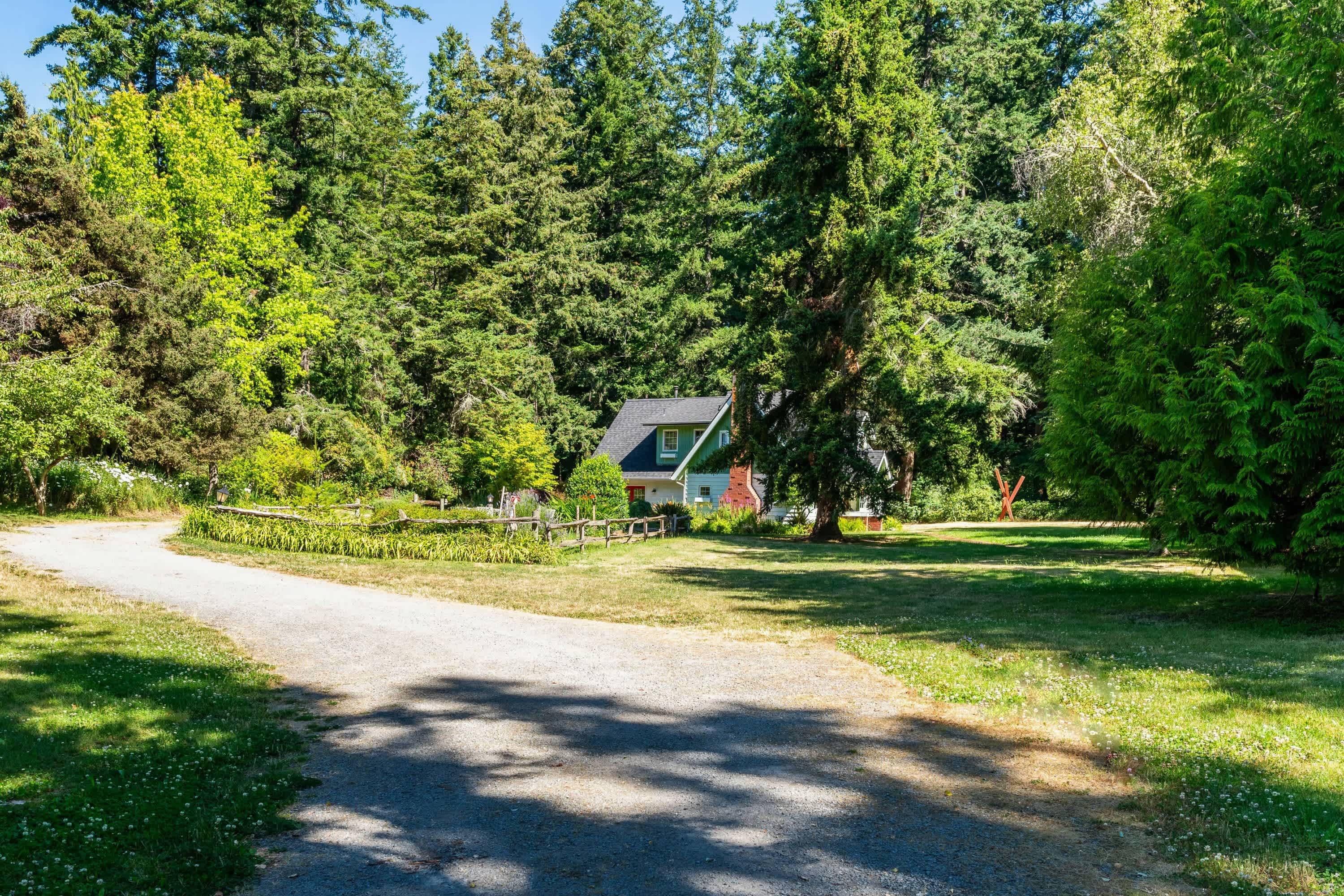 Serene 1 acre Camano Island Escape with Hot Tub