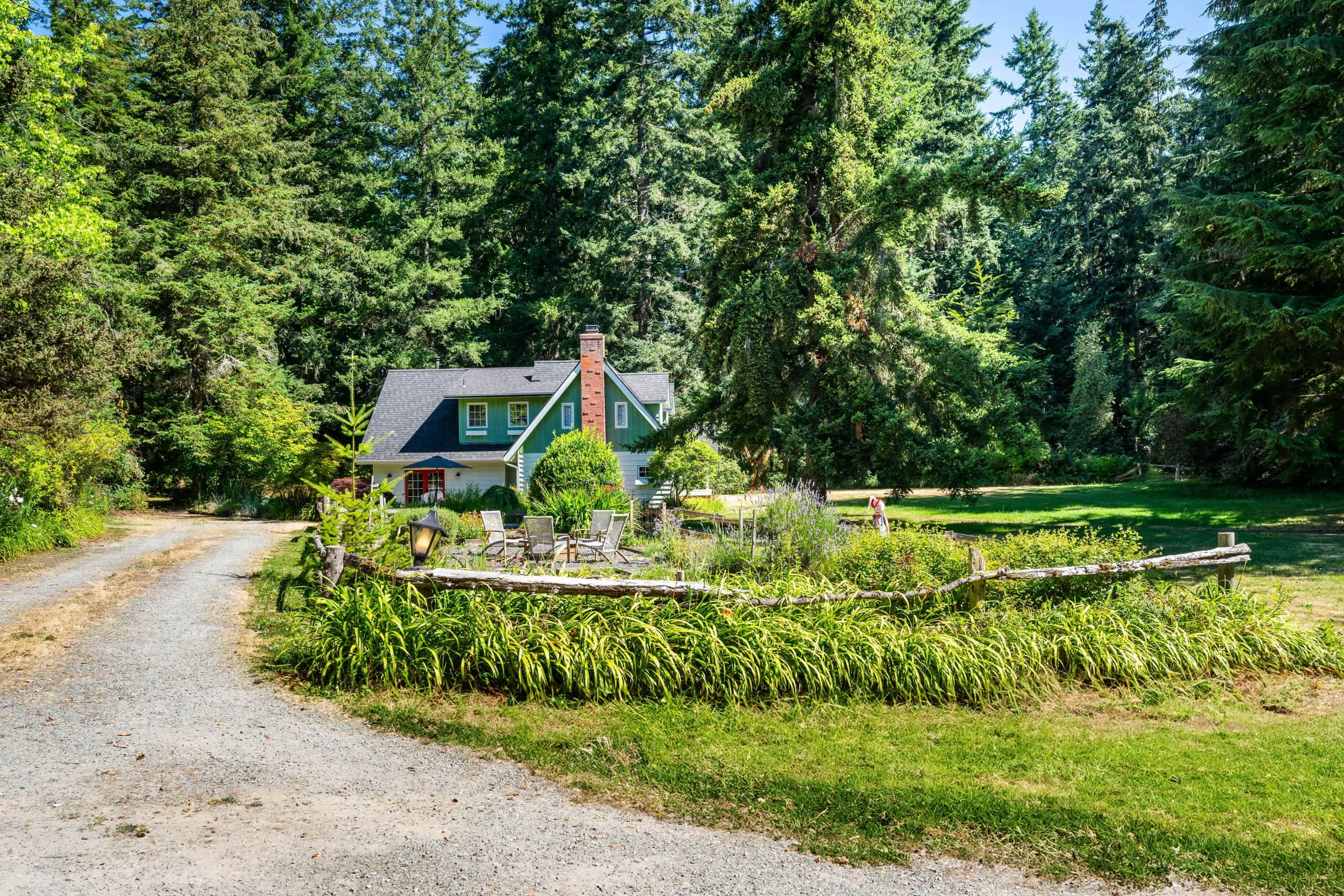 Serene 1 acre Camano Island Escape with Hot Tub