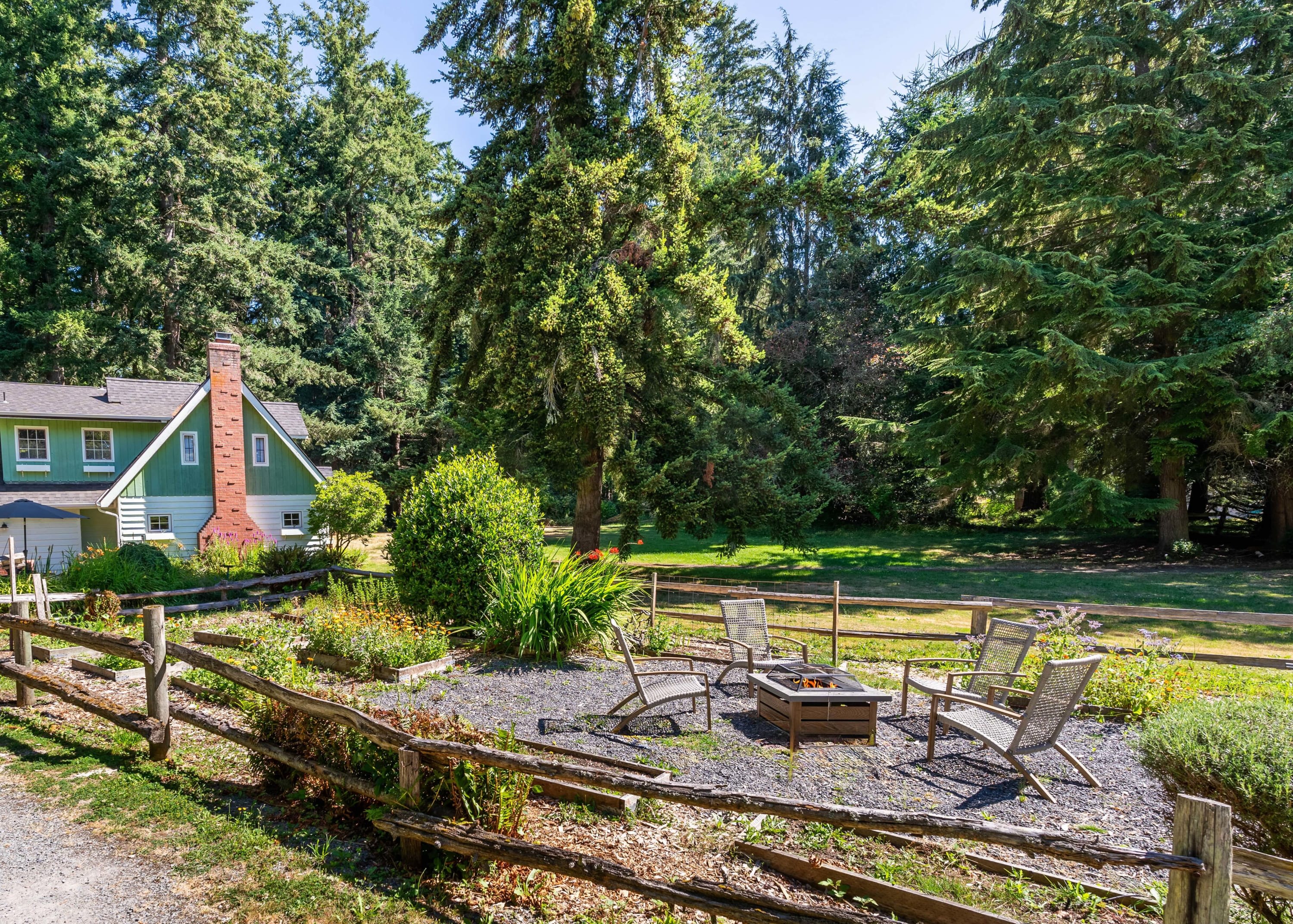 Serene 1 acre Camano Island Escape with Hot Tub