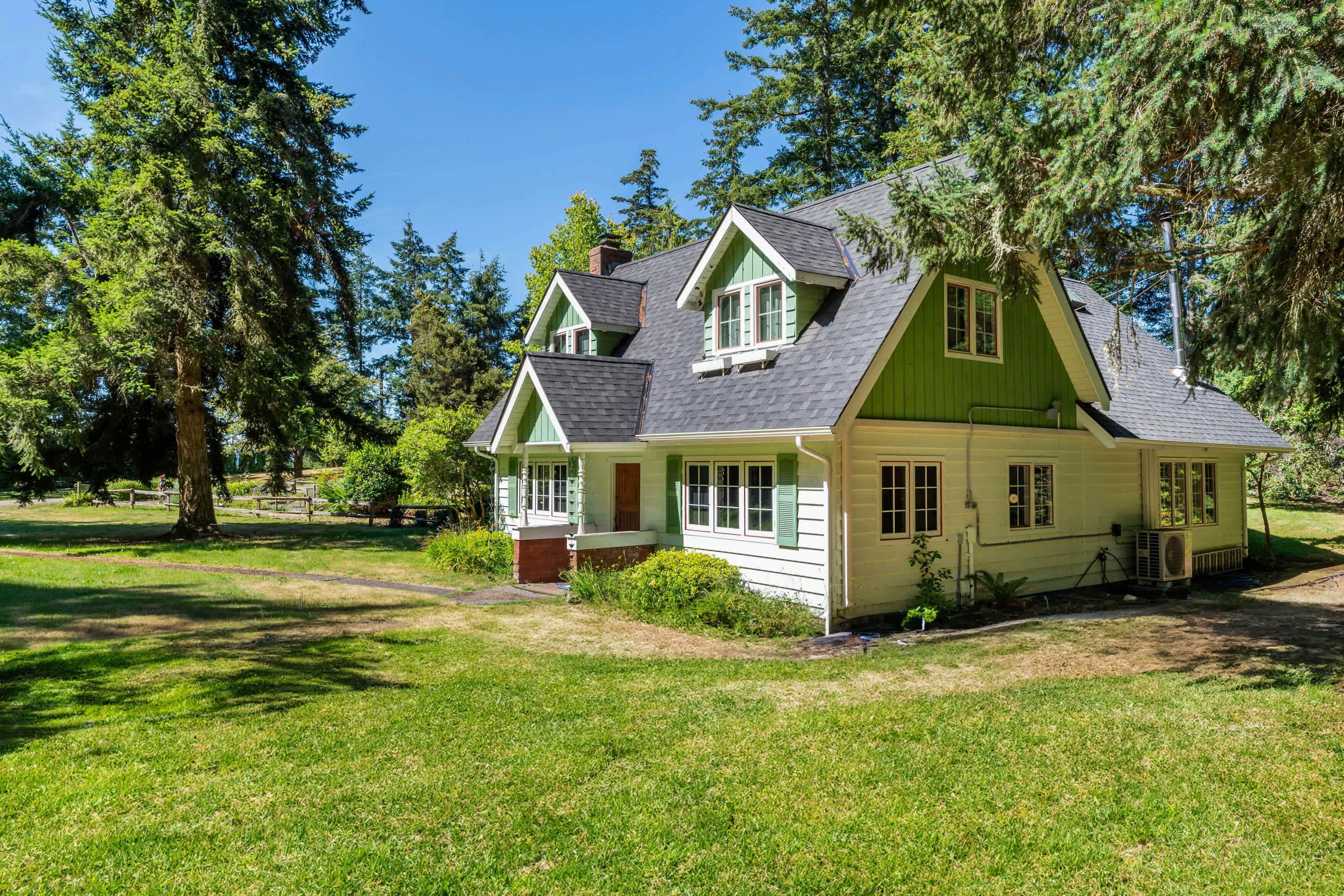 Serene 1 acre Camano Island Escape with Hot Tub