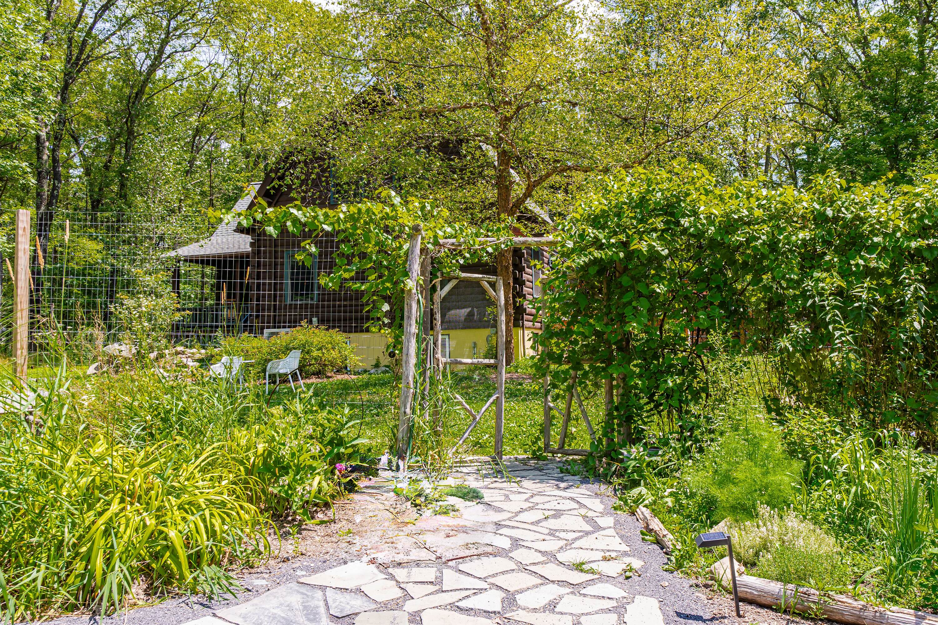 Charming Mohonk Home with Fire Pit and Hot Tub