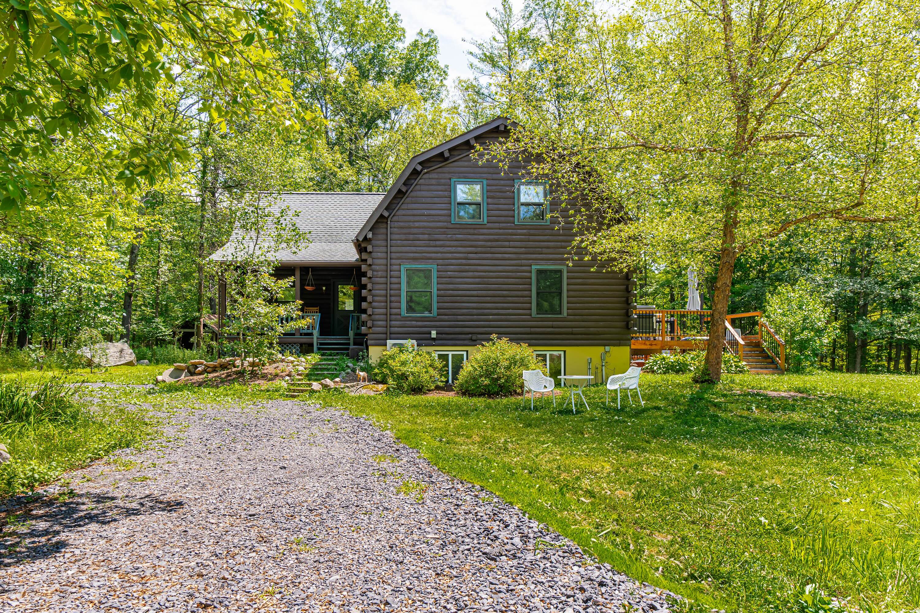 Charming Mohonk Home with Fire Pit and Hot Tub