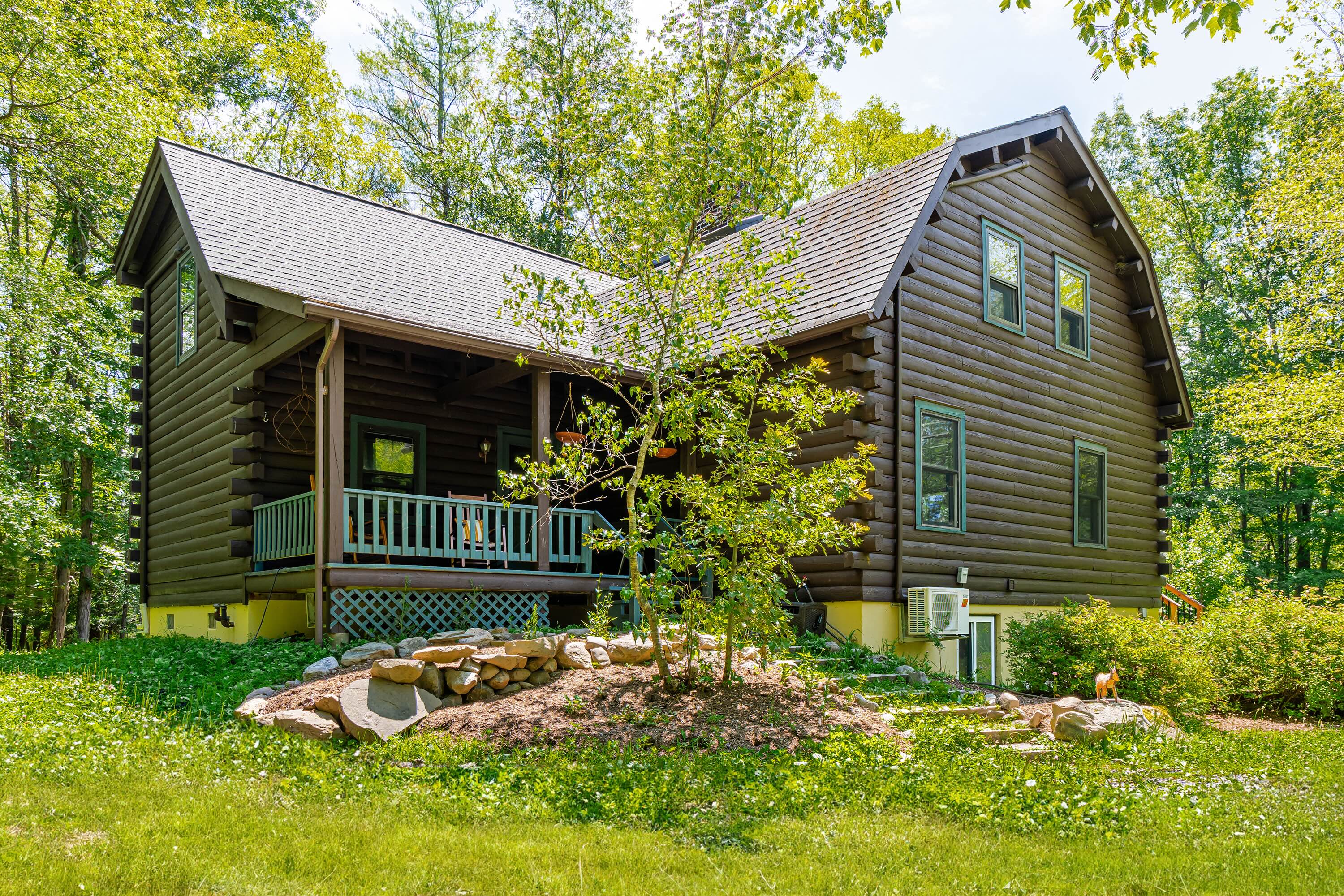 Charming Mohonk Home with Fire Pit and Hot Tub