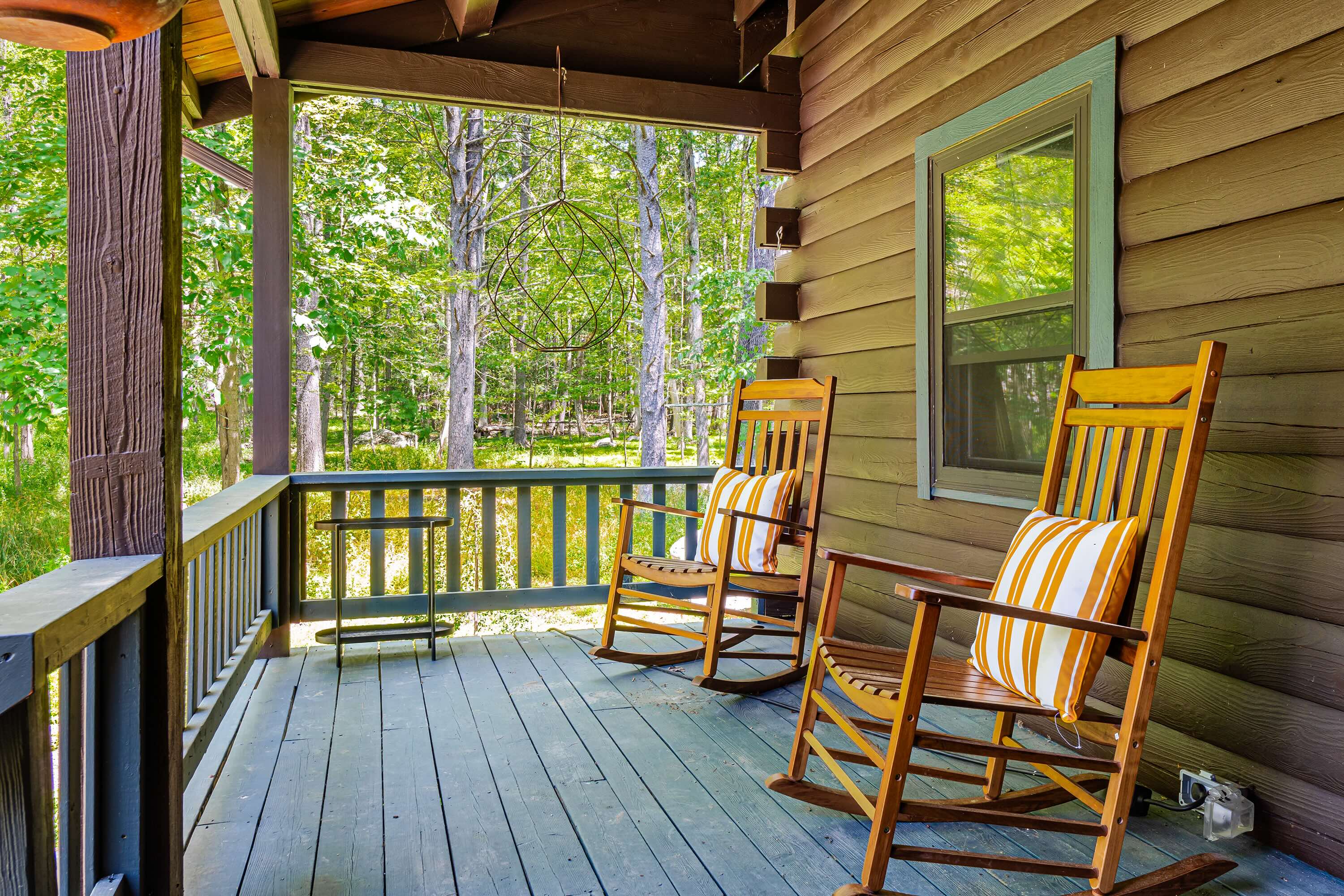 Charming Mohonk Home with Fire Pit and Hot Tub